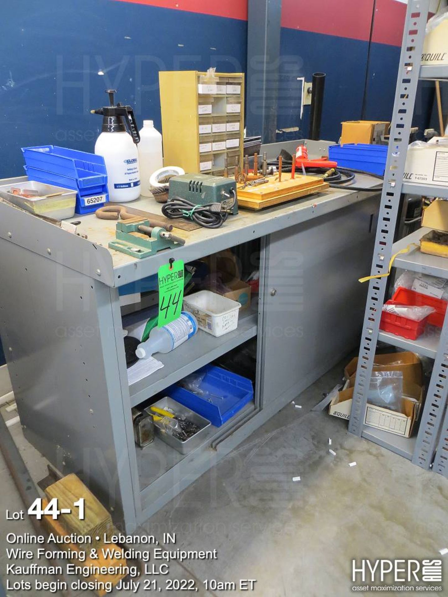 Workbench with vise Plus Contents