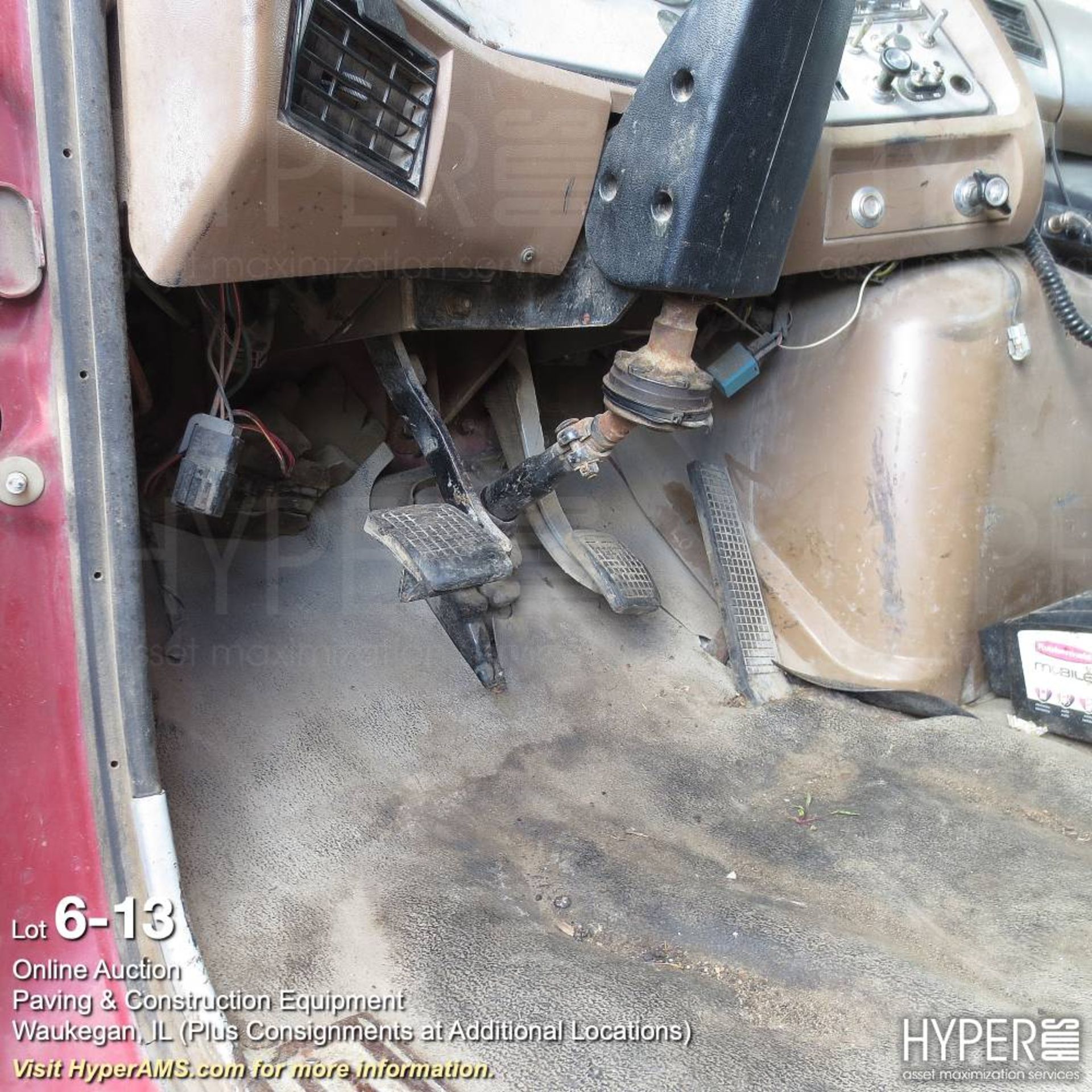 1997 Ford LT9000 dump truck - Image 13 of 24