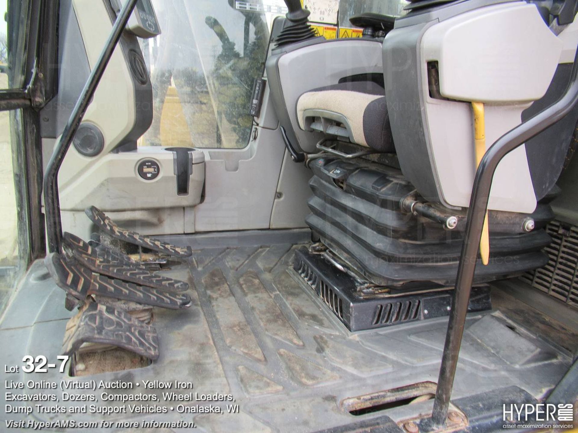 2015 Caterpillar 390F L Excavator - Image 7 of 34