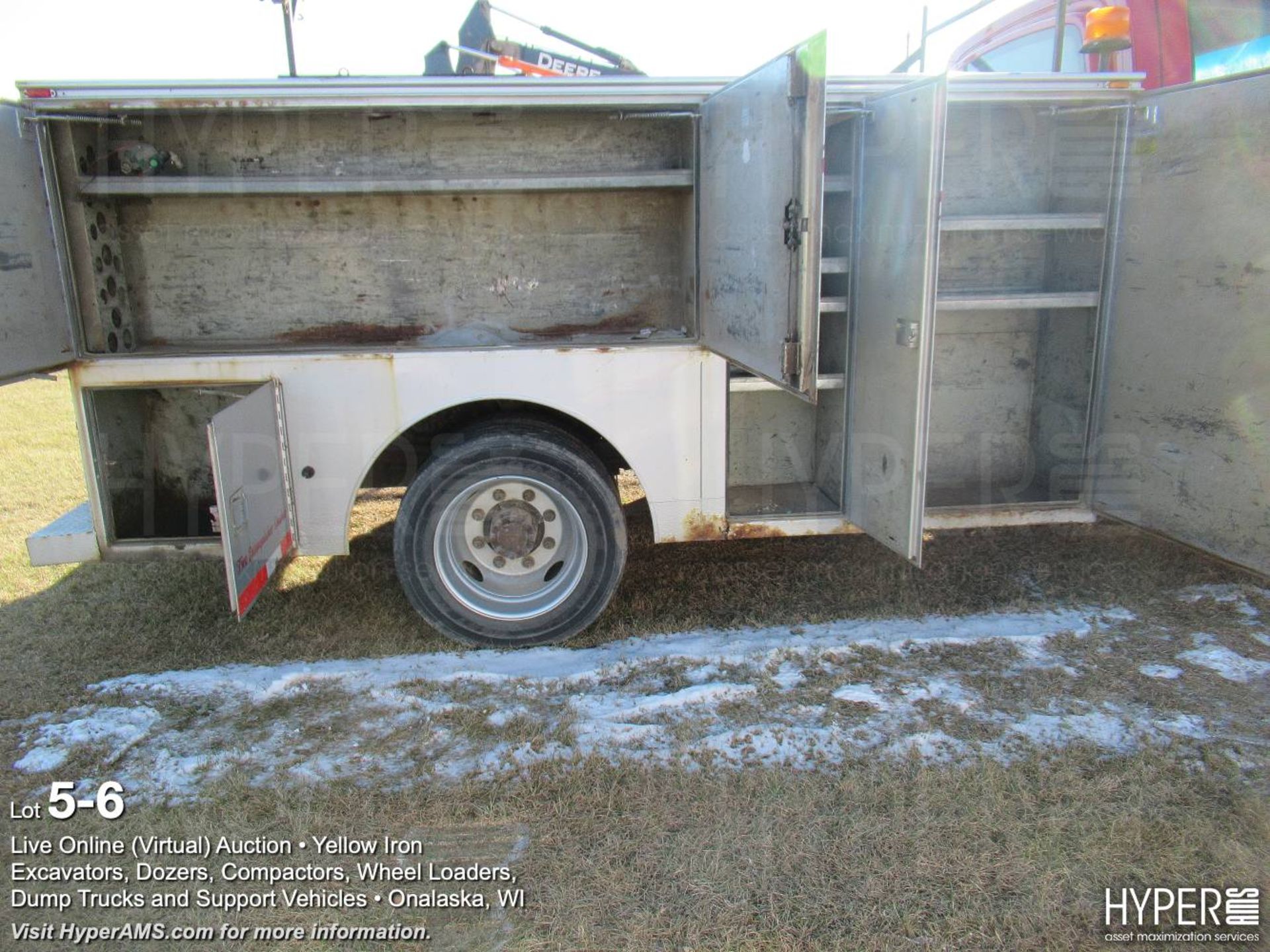 2005 Chevrolet C5500 Service Truck - Image 6 of 11