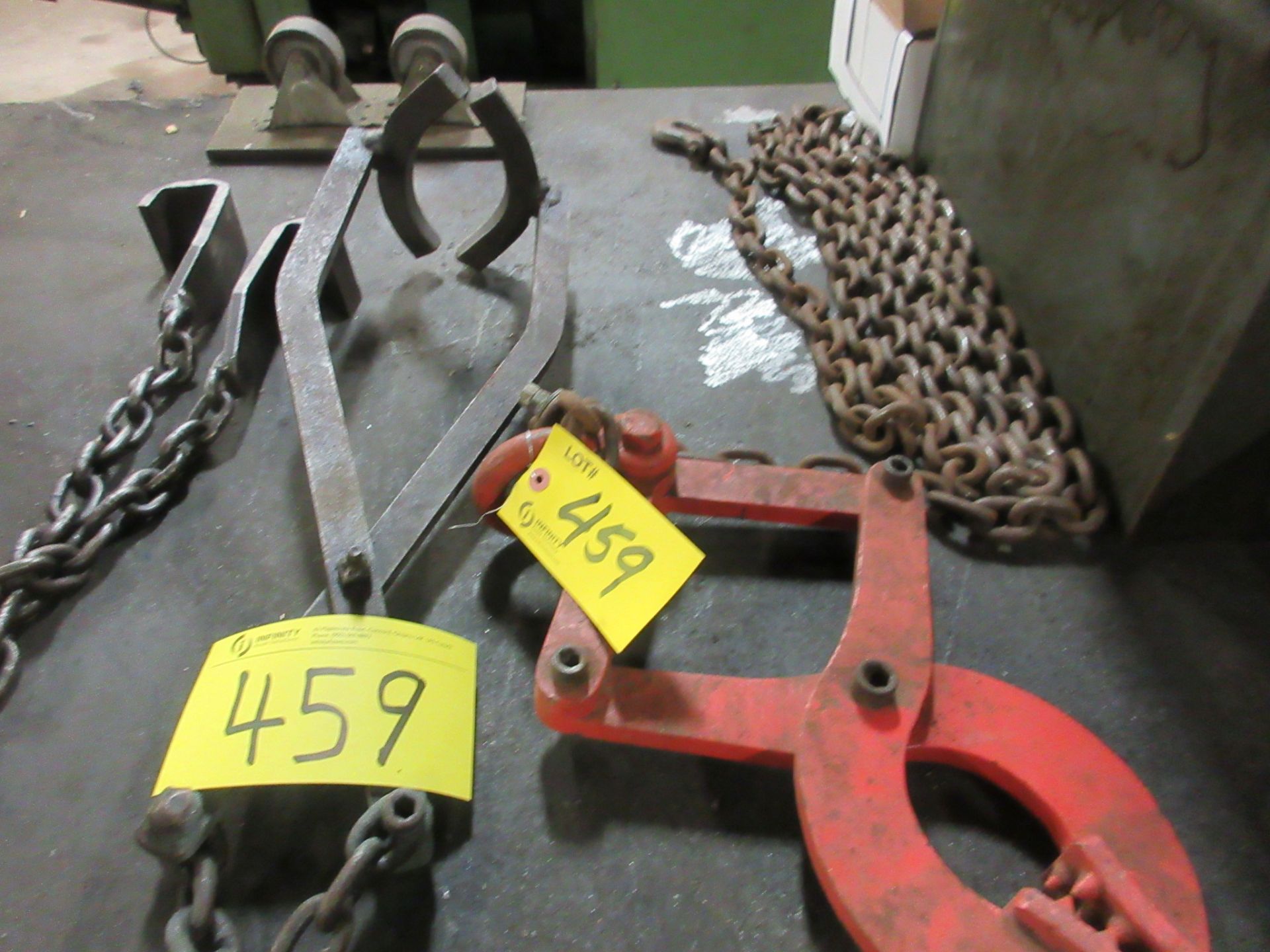 LOT OF LIFTING CHAINS AND CLAMPS