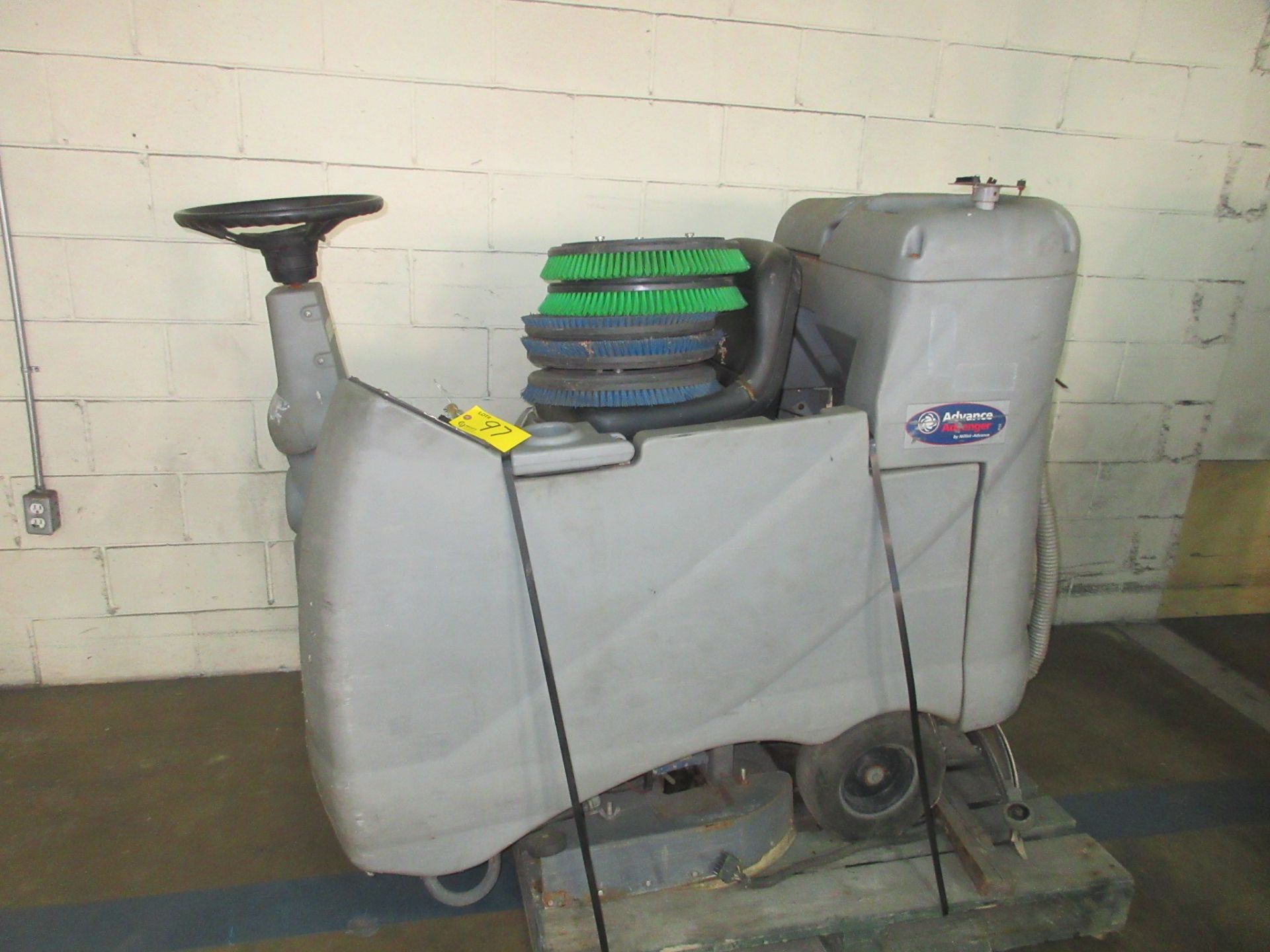 ADVANTAGE AVENGER / NILFISH-ADVANCE 45A FLOOR SWEEPER W/ EXTRA BRUSHES (LOCATED IN THOROLD, ON) (