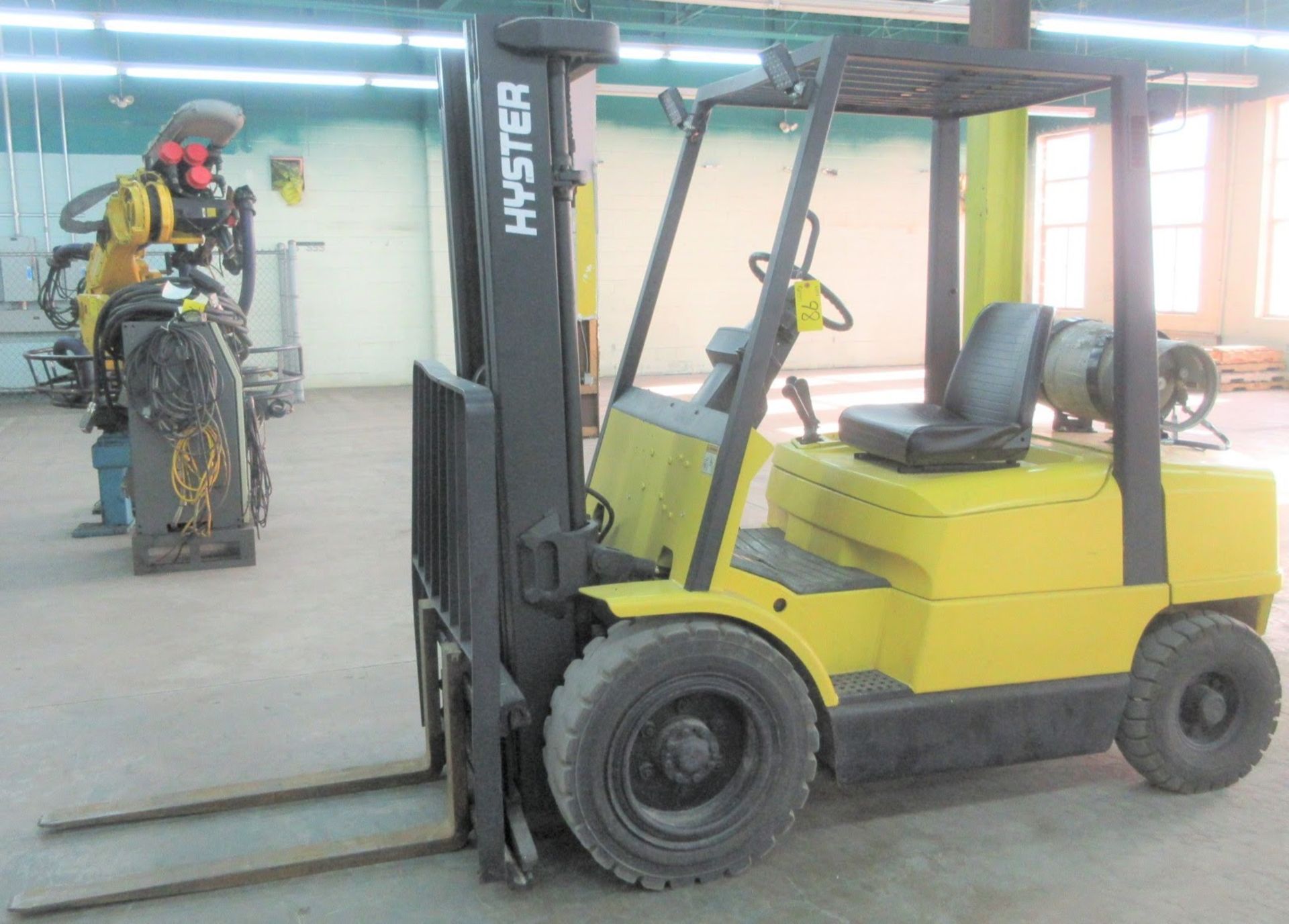 HYSTER H50XM OUTDOOR PROPANE FORKLIFT, 4,850LB CAP., 189" MAX LIFT, 40" FORKS, 3-STAGE MAST, SIDE