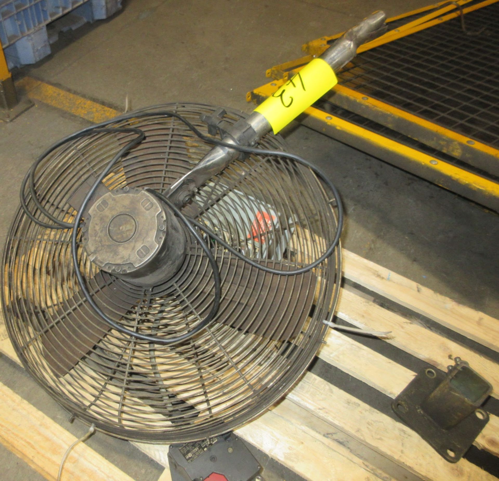 LOT OF (4) WAREHOUSE FANS (LOCATED IN BRAMPTON, ON) (RIGGING FEE $50)