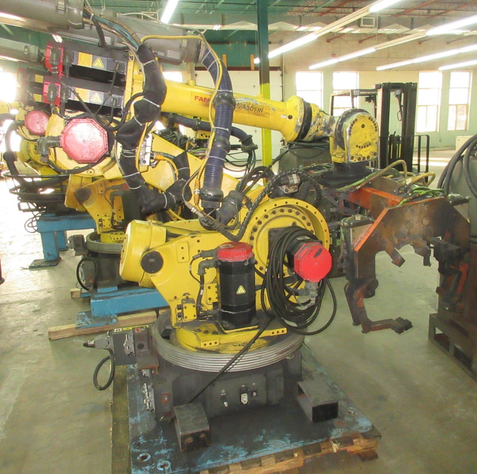 FANUC S-430IW LOADING ROBOT W/ SYSTEM RJ3 ROBOT CONTROLLER, CABLES AND TEACH PENDANT (LOCATED IN - Image 3 of 9