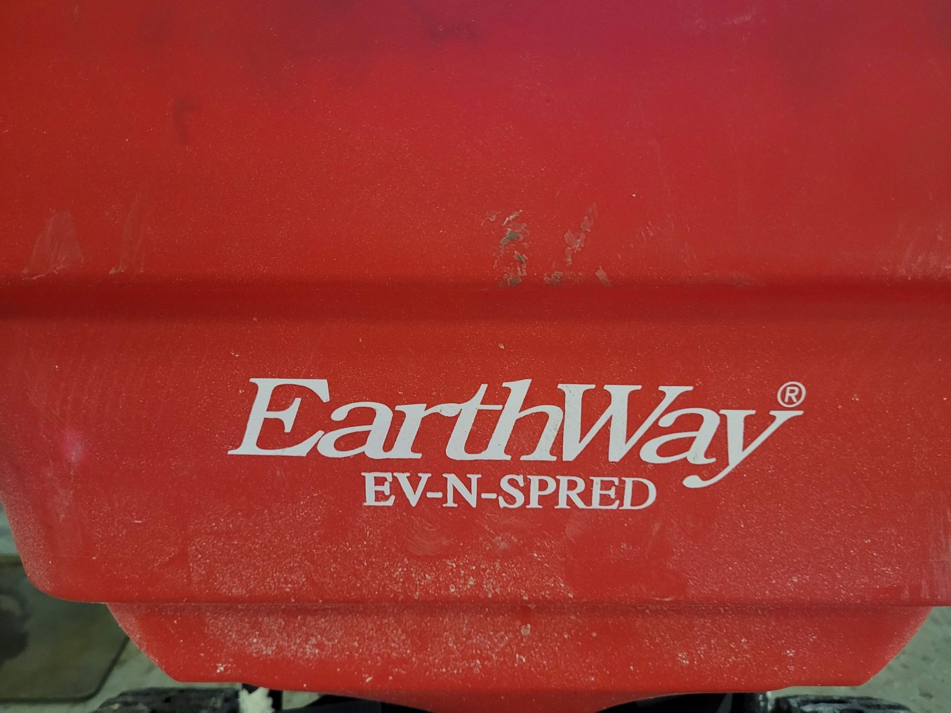 MASTERCRAFT DELUXE 31AE6C3G515 SNOWBLOWER, 8.5HP, 27", S/N - 1K190I20005, EARTHWAY EV-N-SPREAD - Image 9 of 9