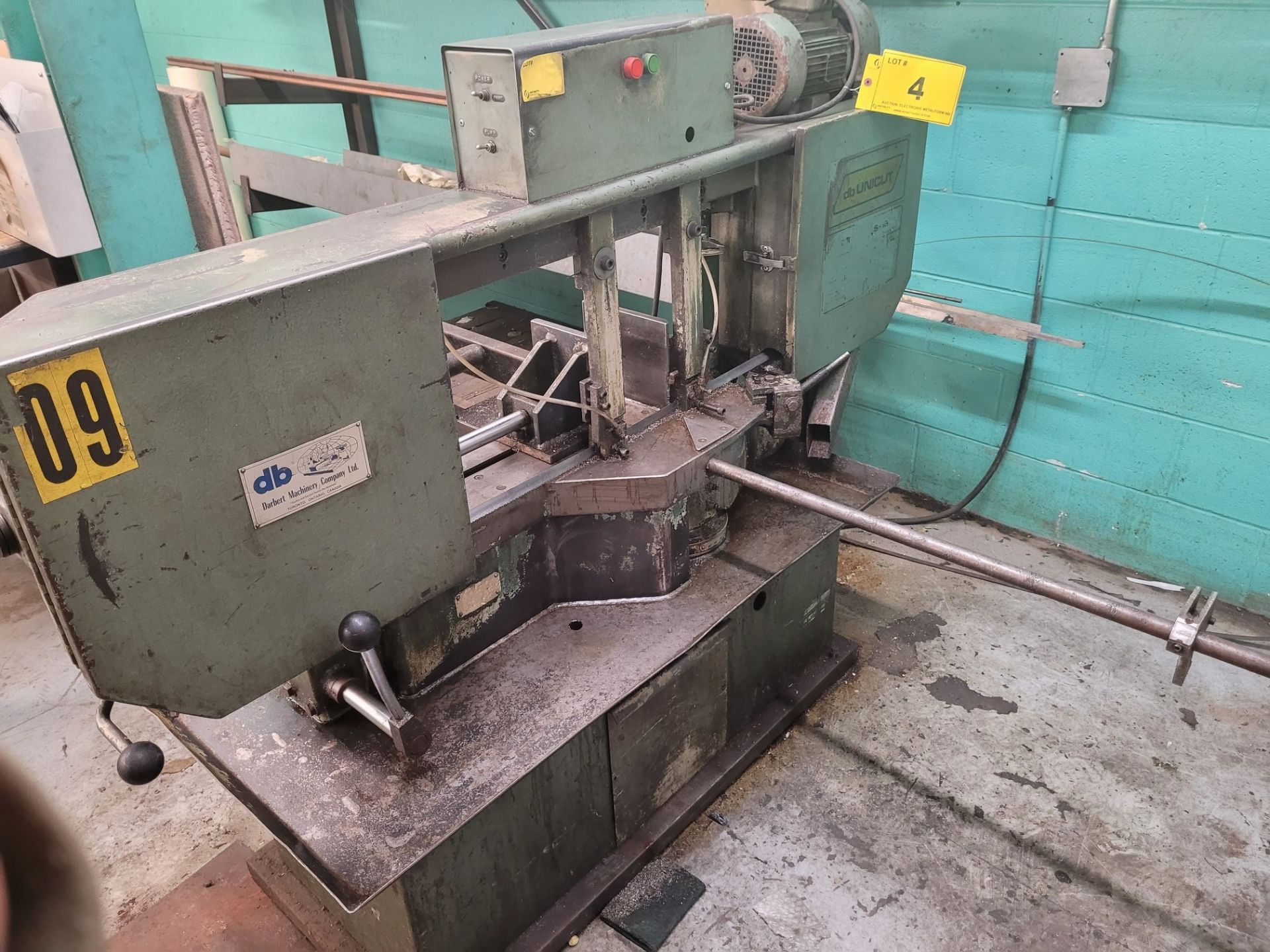 DARBERT DB UNICUT HORIZONTAL BANDSAW W/ OUTFEED CONVEYOR (RIGGING FEE $250)