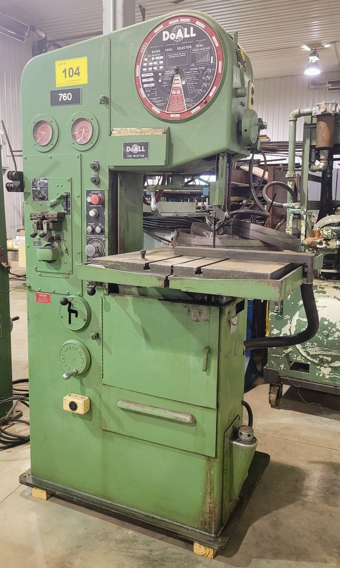 DOALL 1612-3 VERTICAL BANDSAW 550 V - S/N 152-721102 W/ (5) BLADES