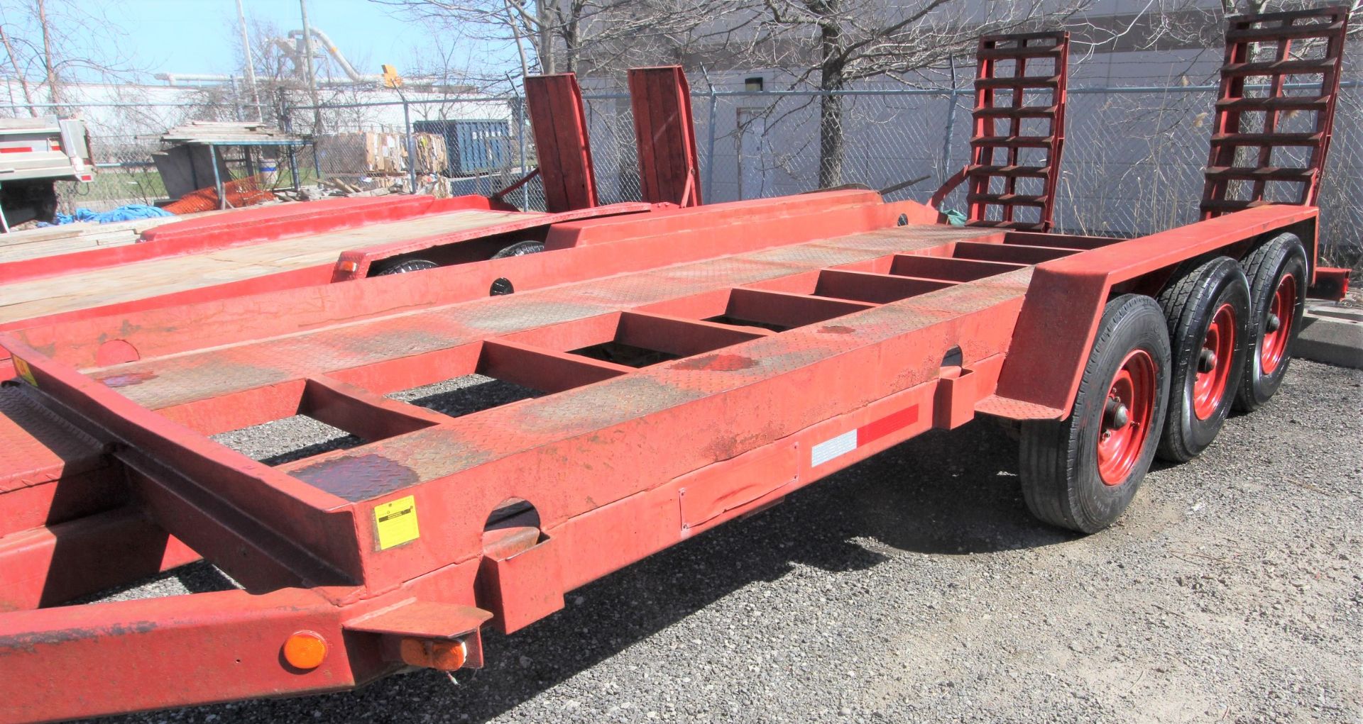 J.C. TRAILERS 16' STEEL DECK TRI-AXLE EQUIPMENT TRAILER, SPRING SUSPENSION, PIN HITCH, BEAVERTAILS - Image 6 of 9