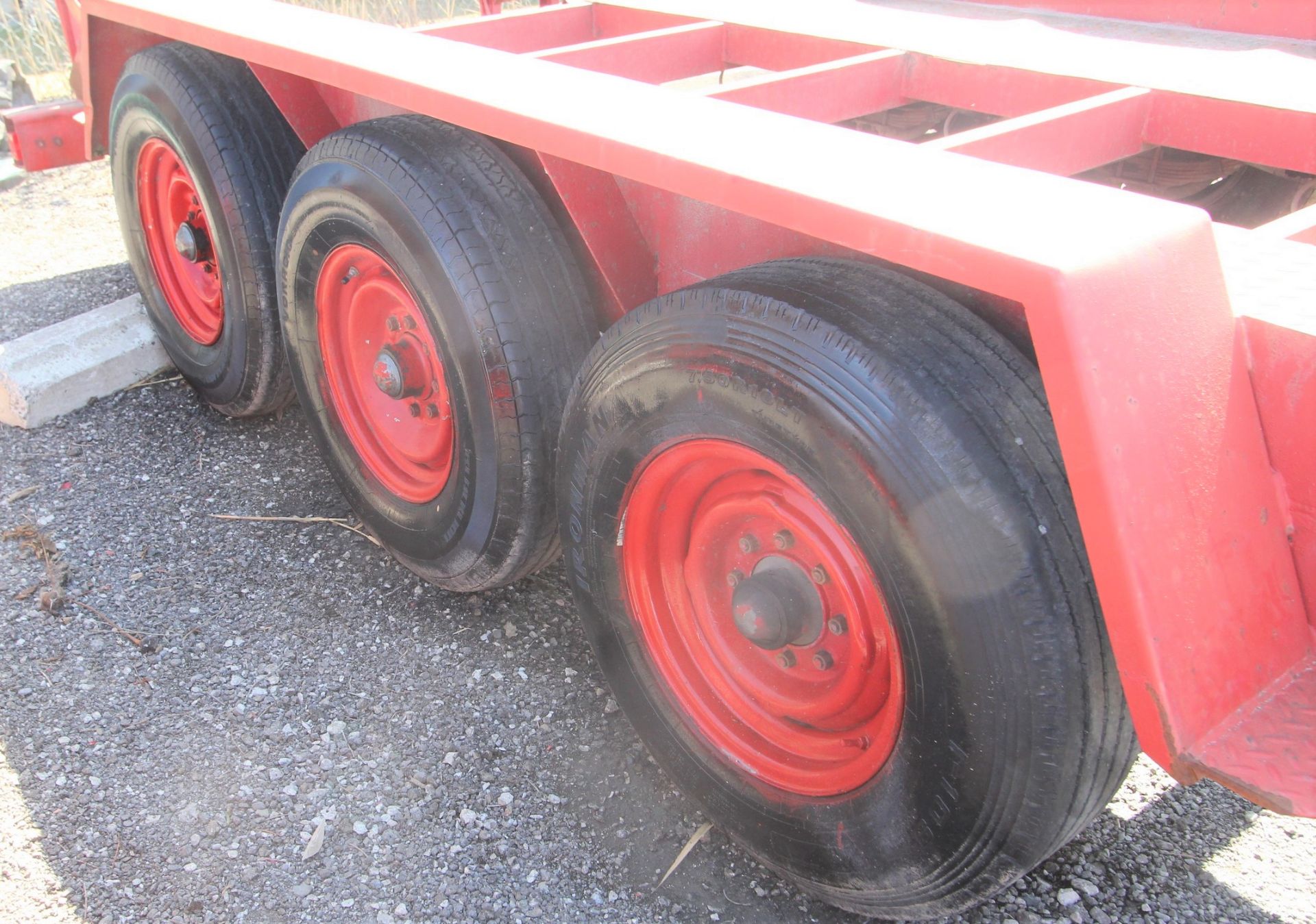 J.C. TRAILERS 16' STEEL DECK TRI-AXLE EQUIPMENT TRAILER, SPRING SUSPENSION, PIN HITCH, BEAVERTAILS - Image 3 of 9