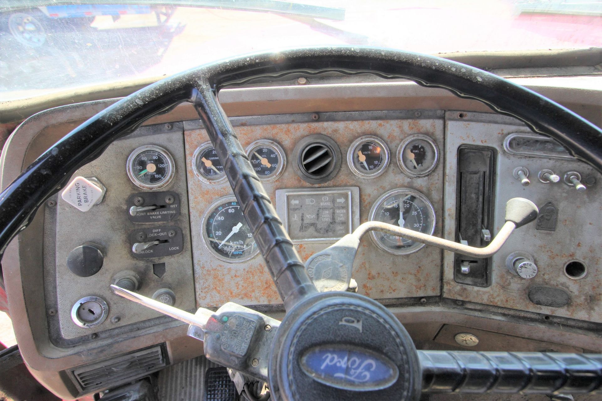 1988 FORD L8000 TANDEM AXLE DUMP TRUCK, FORD 280 HP DIESEL MOTOR, 15' BOX, 10-SPEED EATON FULLER - Image 26 of 38