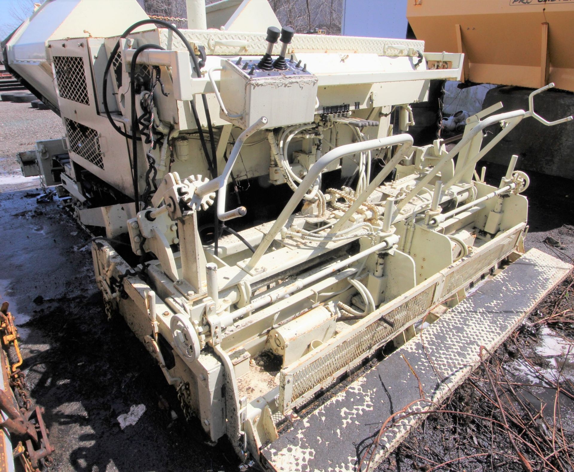 INGERSOLL RAND 550P ASPHALT TRACKED PAVER, CRAWLER TYPE, 4 CYL DIESEL, 7’ TO 11’ HYD SCREED - Image 4 of 8