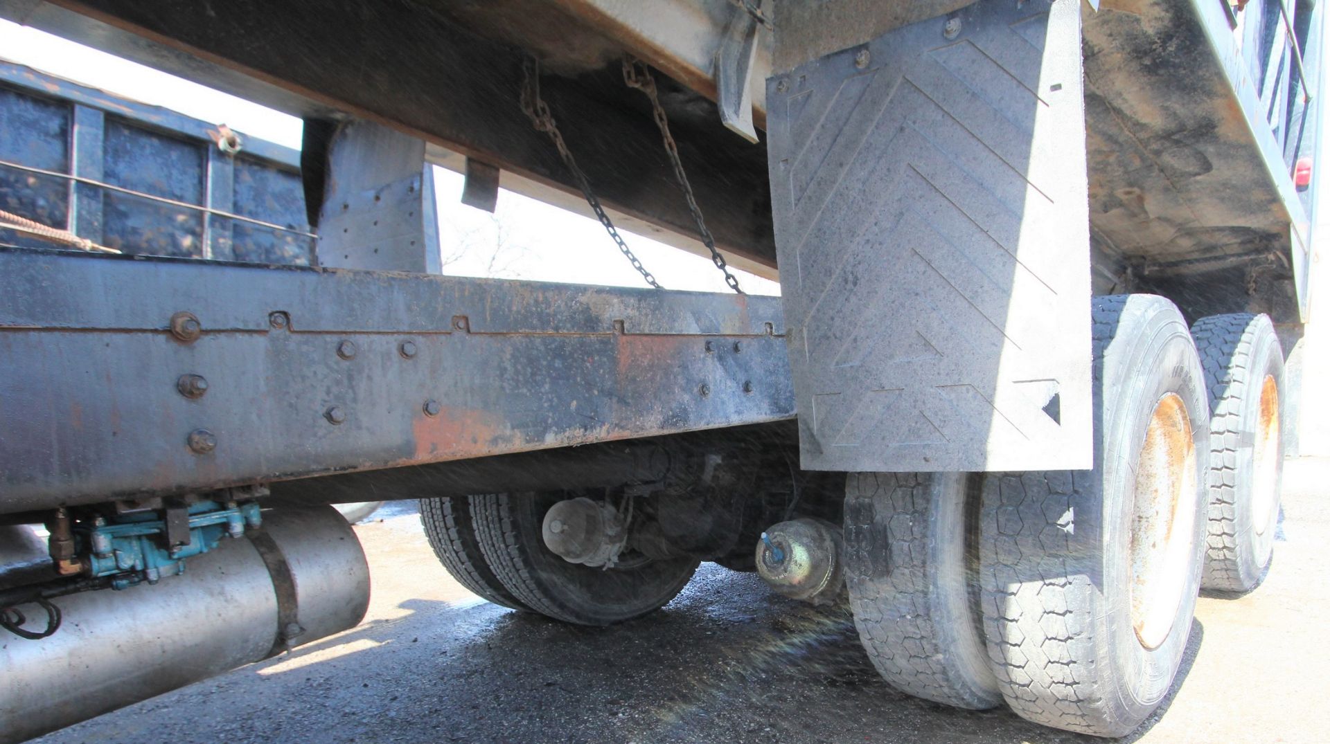 1988 FORD L8000 TANDEM AXLE DUMP TRUCK, FORD 280 HP DIESEL MOTOR, 15' BOX, 10-SPEED EATON FULLER - Image 12 of 38