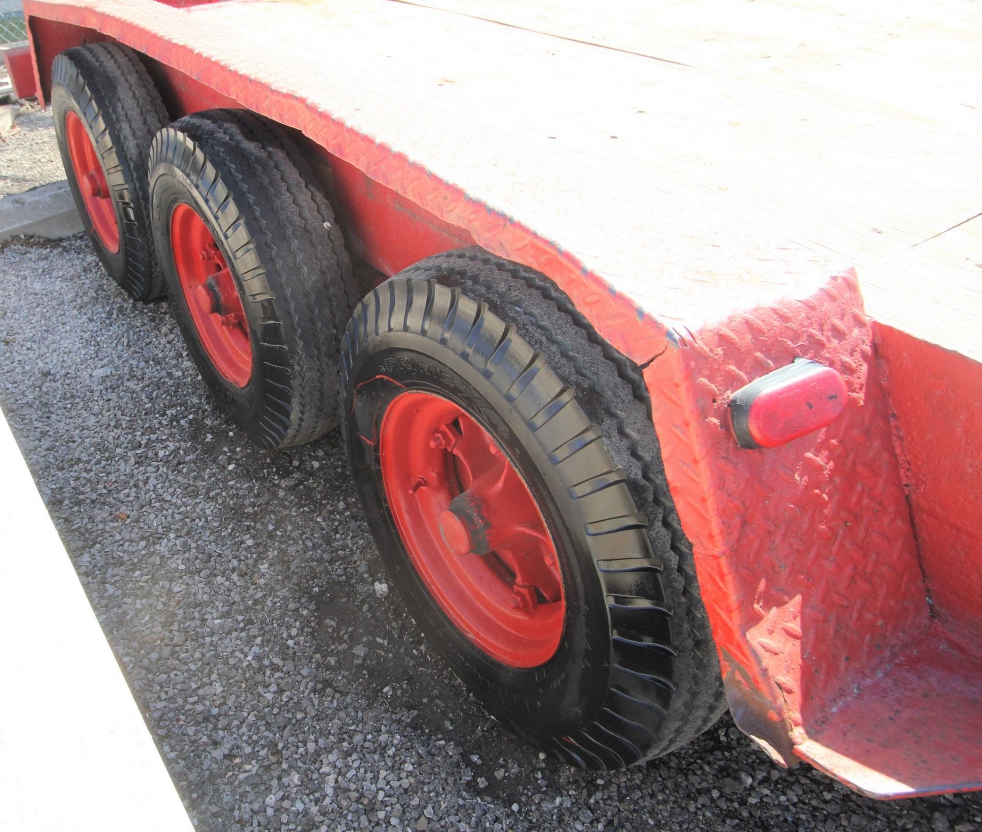 J.C. TRAILERS 18' TRI-AXLE EQUIPMENT TRAILER, 18,000 LBS. MAX CAPACITY, WOOD DECK, SPRING - Image 5 of 8