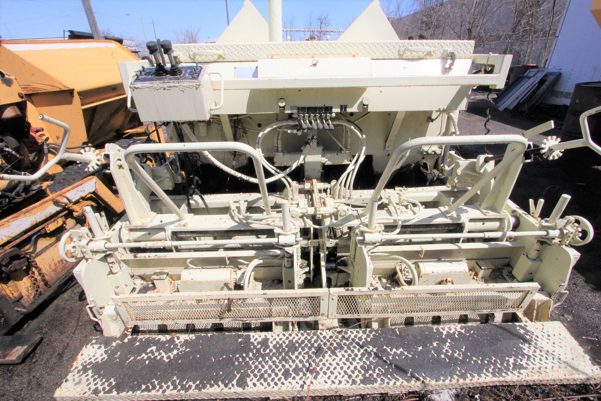 INGERSOLL RAND 550P ASPHALT TRACKED PAVER, CRAWLER TYPE, 4 CYL DIESEL, 7’ TO 11’ HYD SCREED - Image 5 of 8
