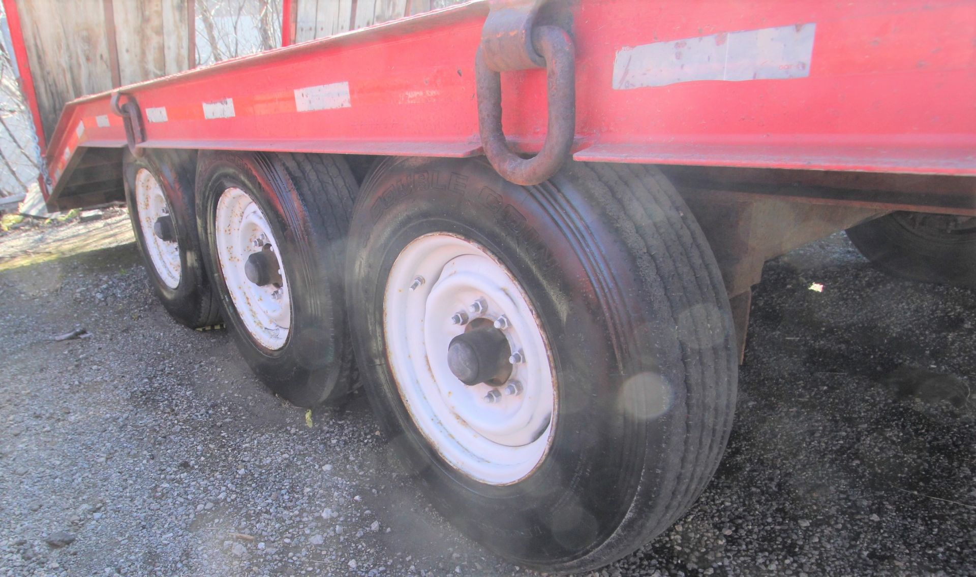 J.C. TRAILERS 23' TRI-AXLE EQUIPMENT TRAILER, 9,000 LBS. MAX CAPACITY, WOOD DECK, DECK-OVER- - Image 4 of 11