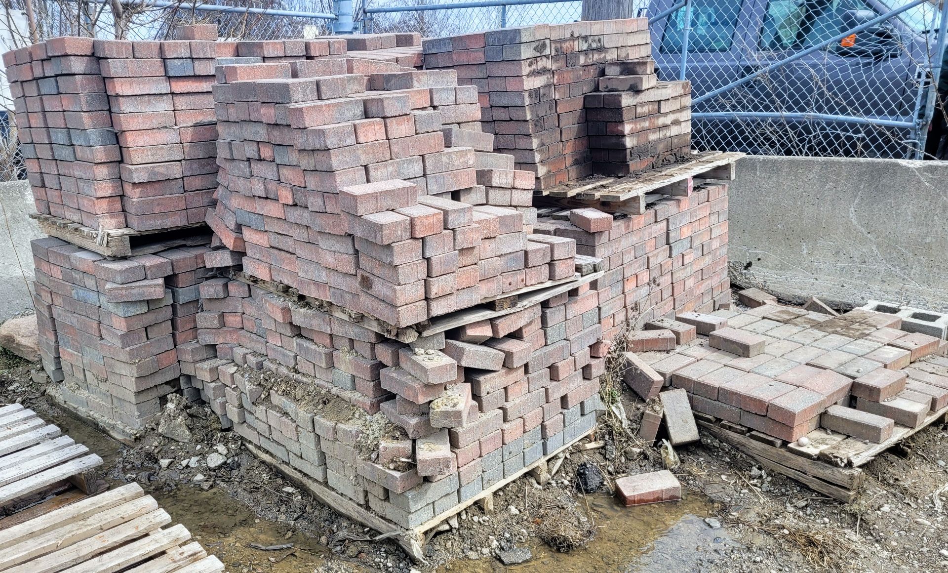 LOT OF APPROX. (1,500) BRICKS - Image 2 of 4