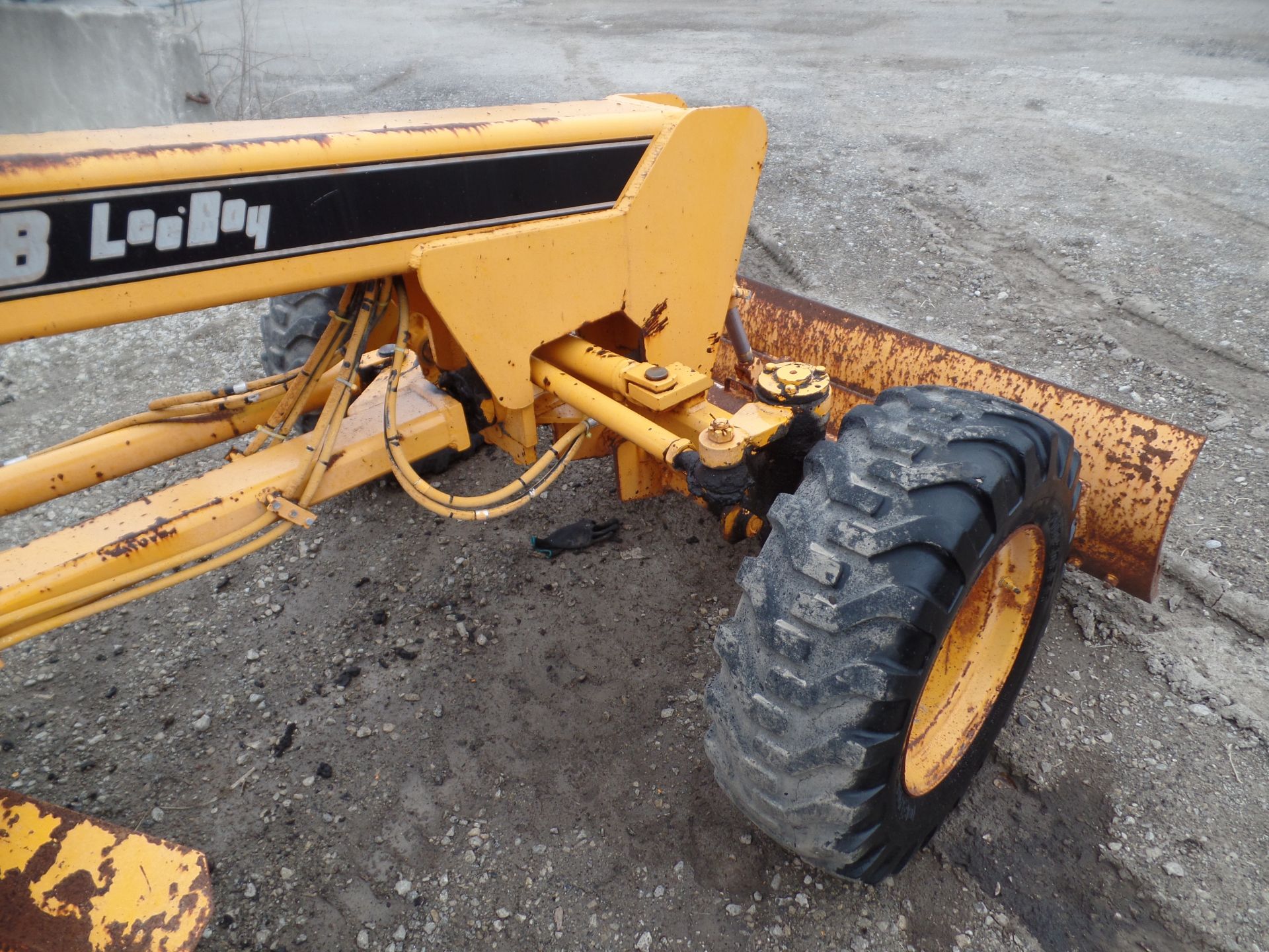 1999 LEE BOY 635B MOTOR GRADER, 2-SPEED HYDROSTATIC TRANSMISSION, 8’ MOLDBOARD, RIPPER, 48HP DIESEL, - Image 18 of 20