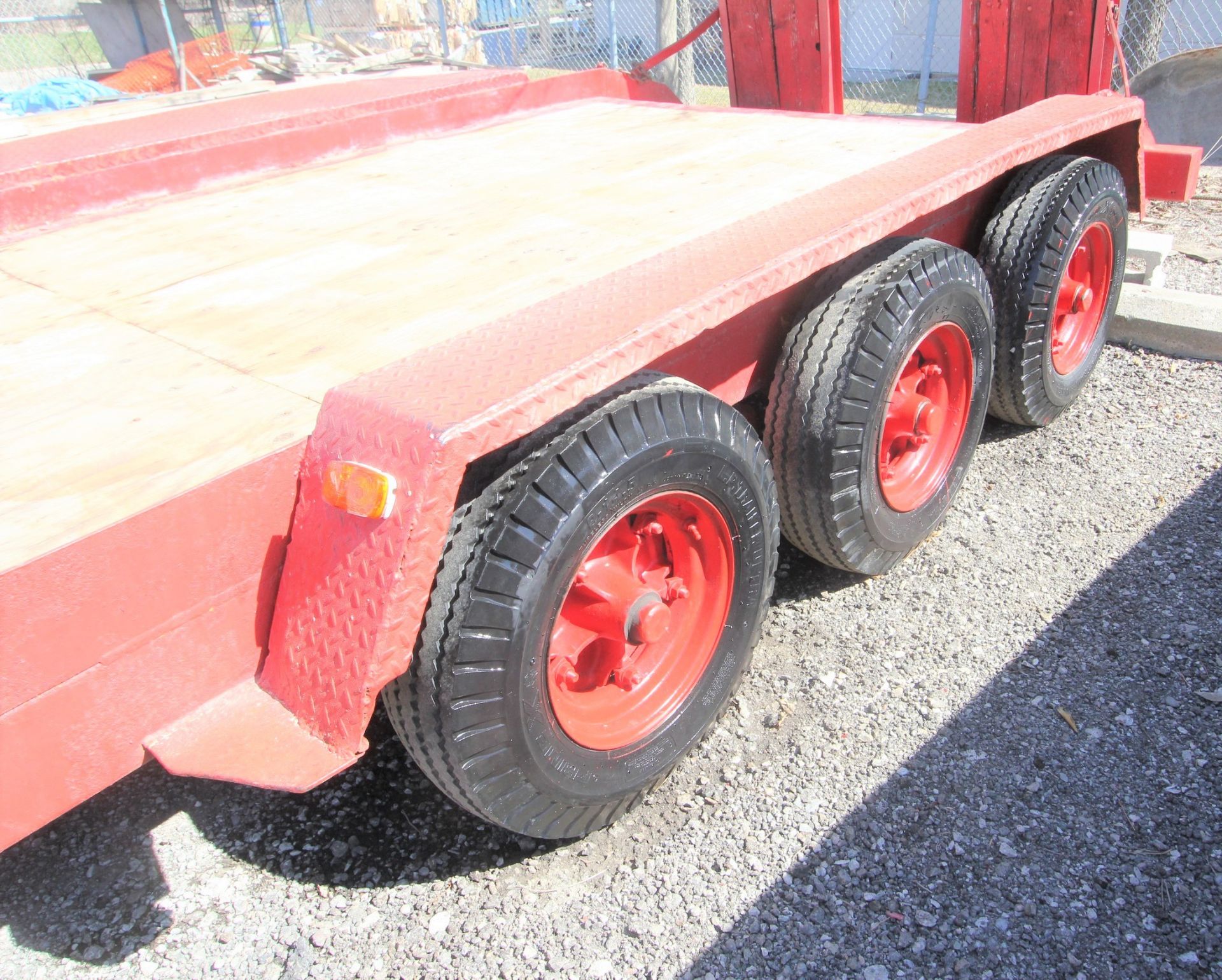 J.C. TRAILERS 18' TRI-AXLE EQUIPMENT TRAILER, 18,000 LBS. MAX CAPACITY, WOOD DECK, SPRING - Image 7 of 8