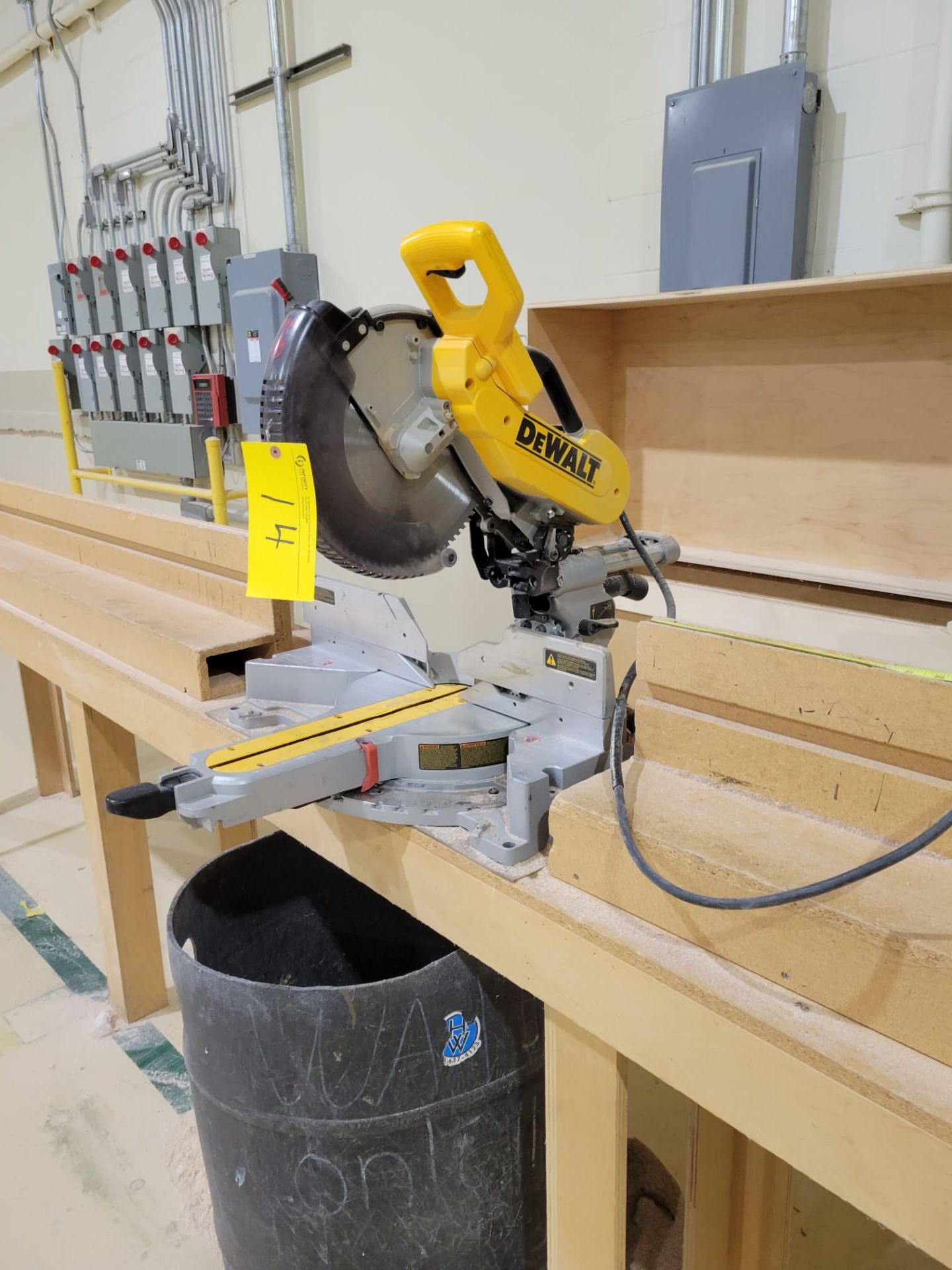 DEWALT COMPOUND MITRE SAW W/ WOODEN BENCH - Image 2 of 4