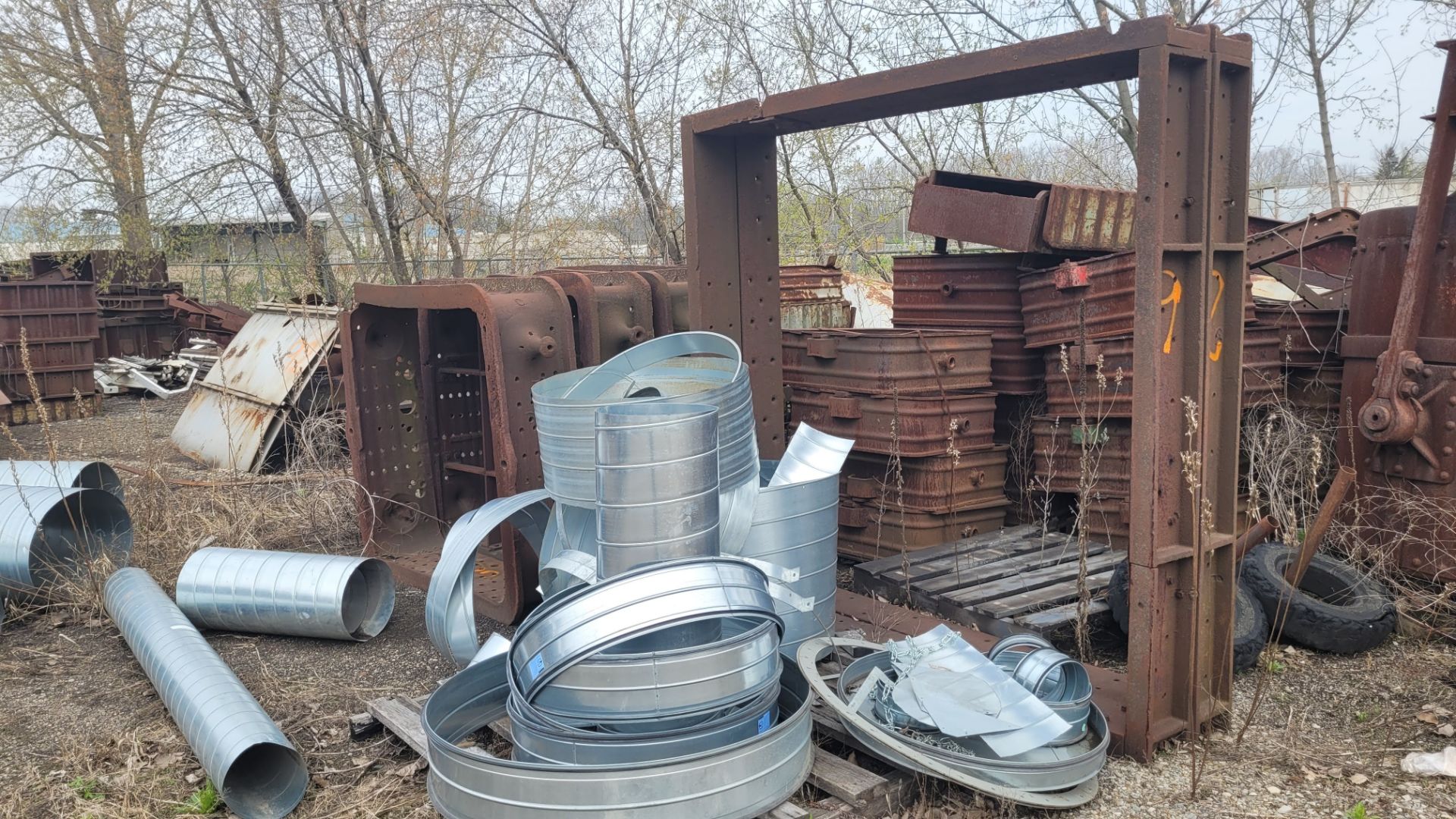 LOT - LARGE ASSORTMENT OF STEEL MOULD BOXES, BASKETS, PIPES, RODS, RACKS, LADELS, WALKWAYS, FLATS, - Image 19 of 34