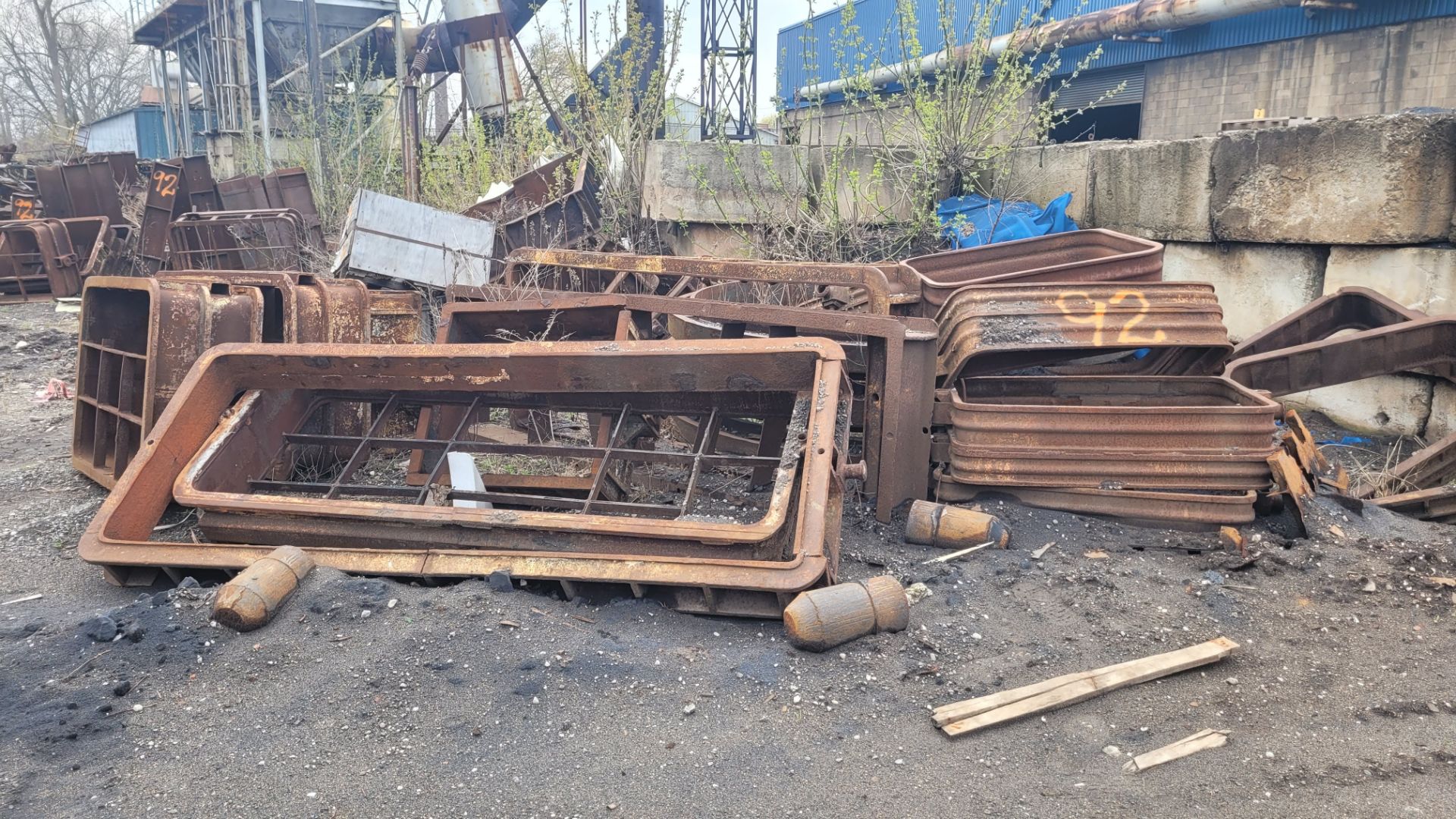 LOT - LARGE ASSORTMENT OF STEEL MOULD BOXES, BASKETS, PIPES, RODS, RACKS, LADELS, WALKWAYS, FLATS, - Image 3 of 34