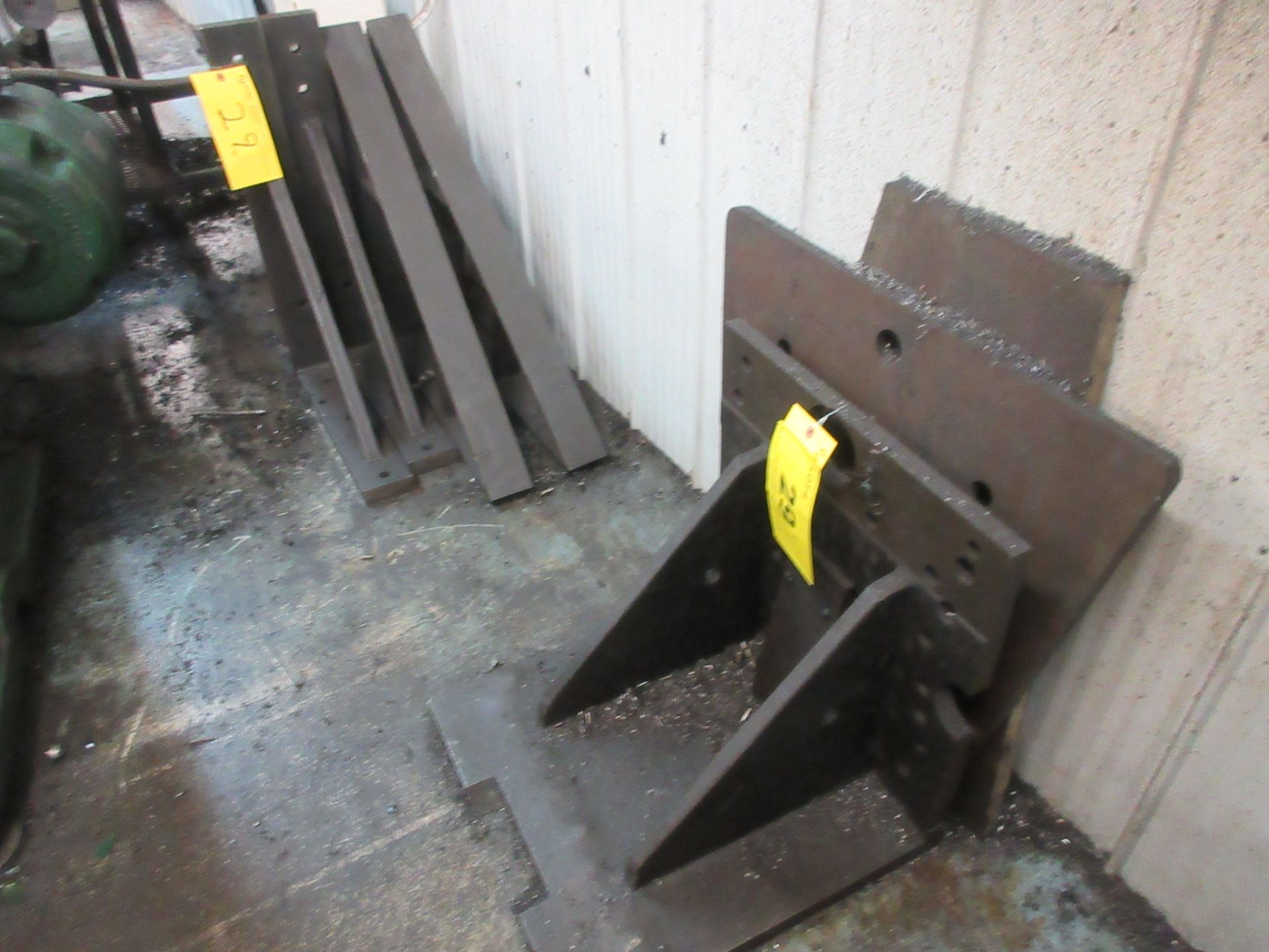 LOT OF (1) ANGLE PLATE APPROX. 18"W X 18"D X 18"H, (2) 1" THICK PLATE ATTACHMENTS, (1) PAIR