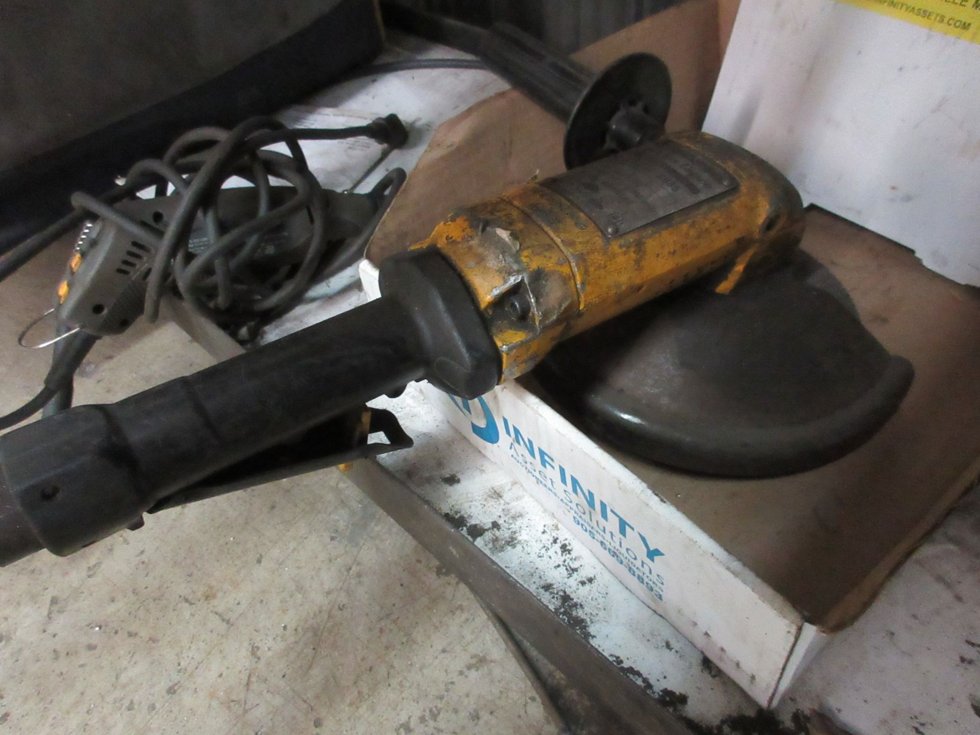 ATLAS COPCO LSV 50 SD85 PNEUMATIC ANGLE GRINDER AND MASTERCRAFT MAXIMUM DREMEL W/ ATTACHMENT AND - Image 2 of 4