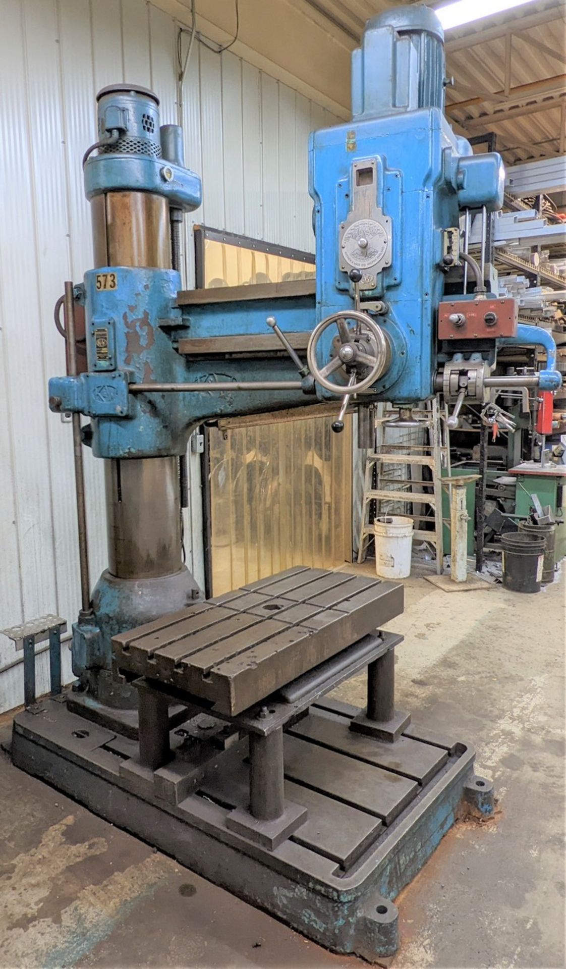 KITCHEN & WADE 36E26 RADIAL ARM DRILL, 4’ ARM, S/N 17963 W/ BOX TABLE