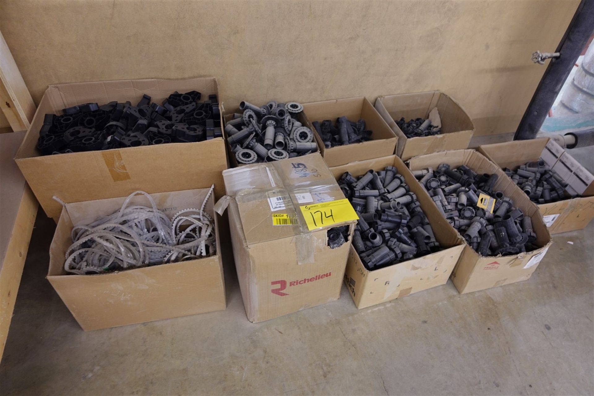 LOT OF ASSORTED PLASTIC LEVELING LEGS ETC.