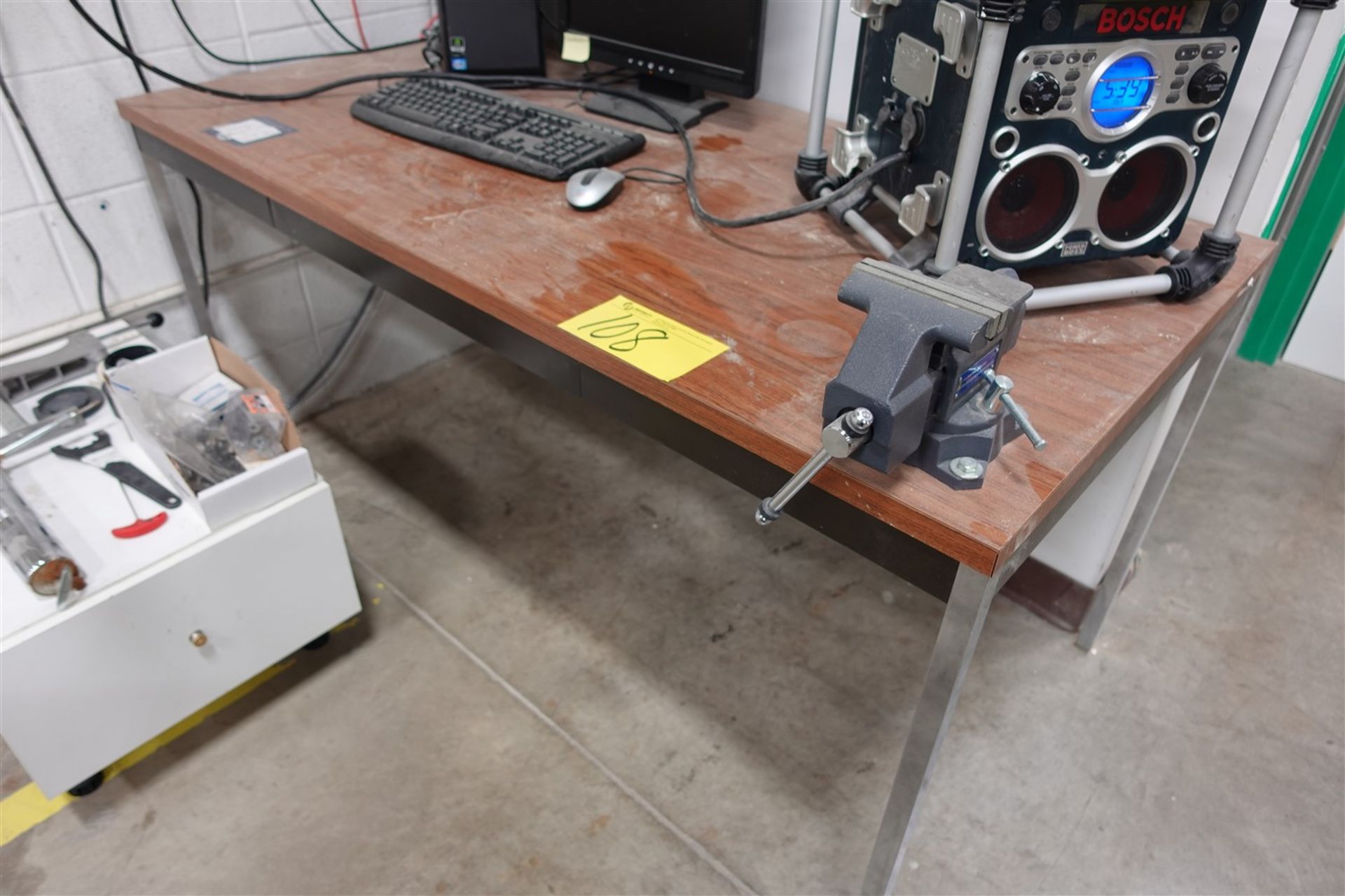 TABLE W/ POWER FIST BENCH VISE