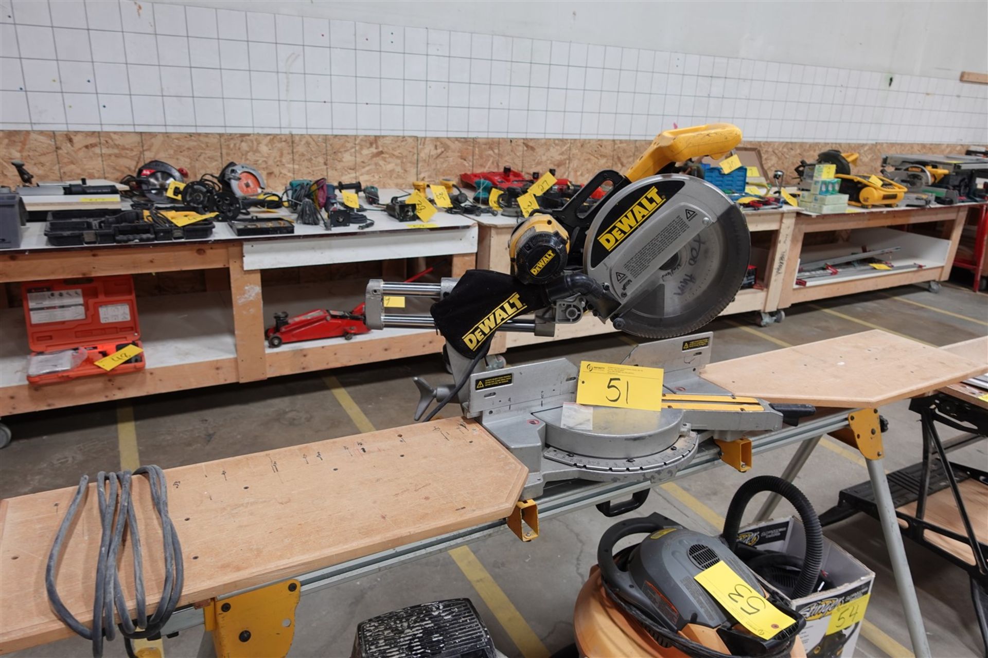 DEWALT DW708 SLIDING COMPOUND MITER SAW W/ DEWALT DW723 MITER SAW STAND