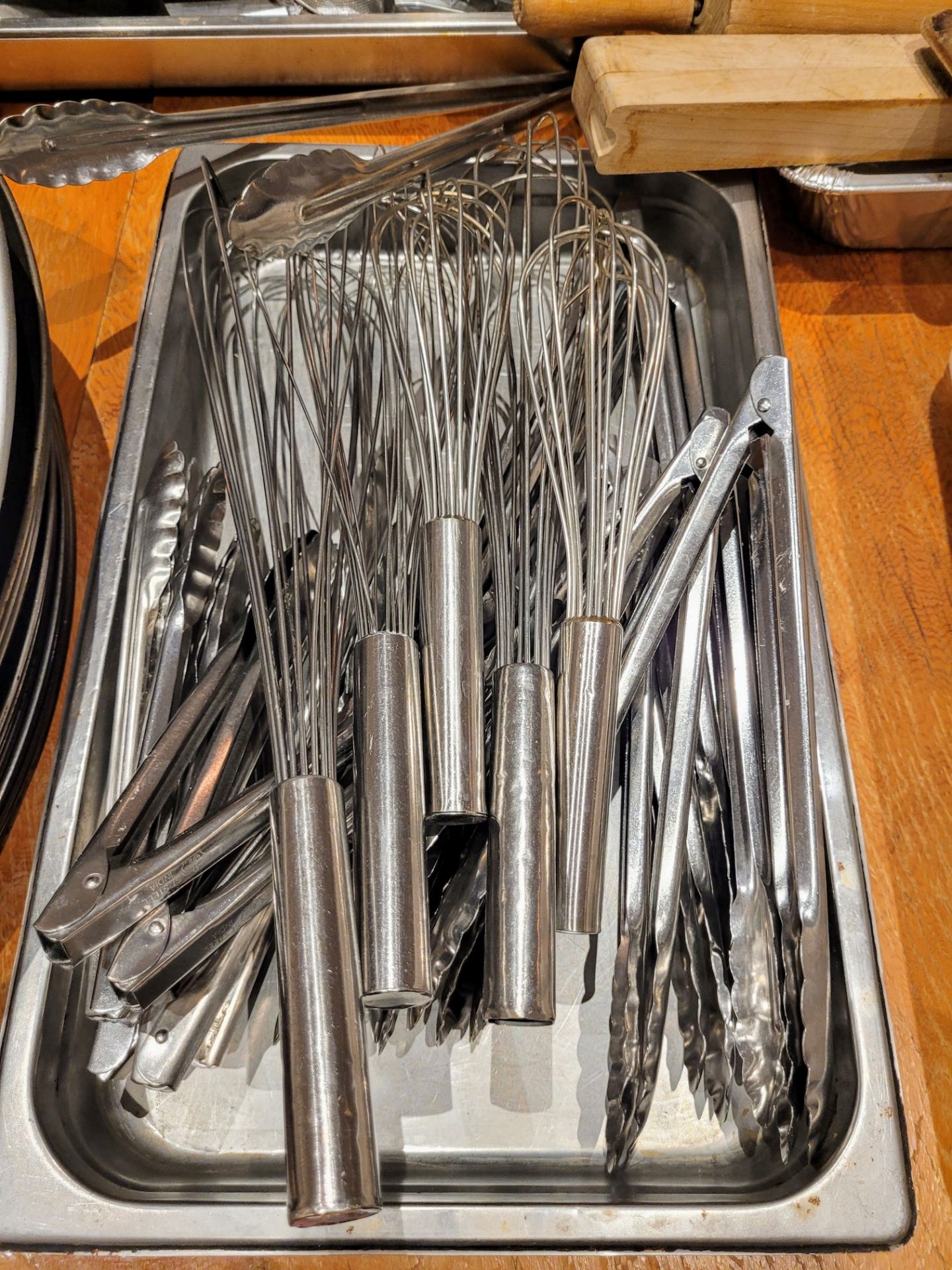 LOT - LARGE ASSORTMENT OF KITCHEN UNTENSILS: LADELS, TONGS, WHISKS, ROLLING PINS, WOODEN SPOONS, - Image 3 of 15