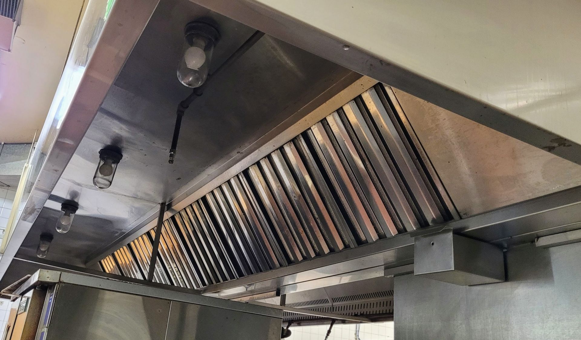 STAINLESS STEEL EXHAUST HOOD W/ FIRE SUPPRESSION, APPROX 20'L X 10'W - Image 3 of 4