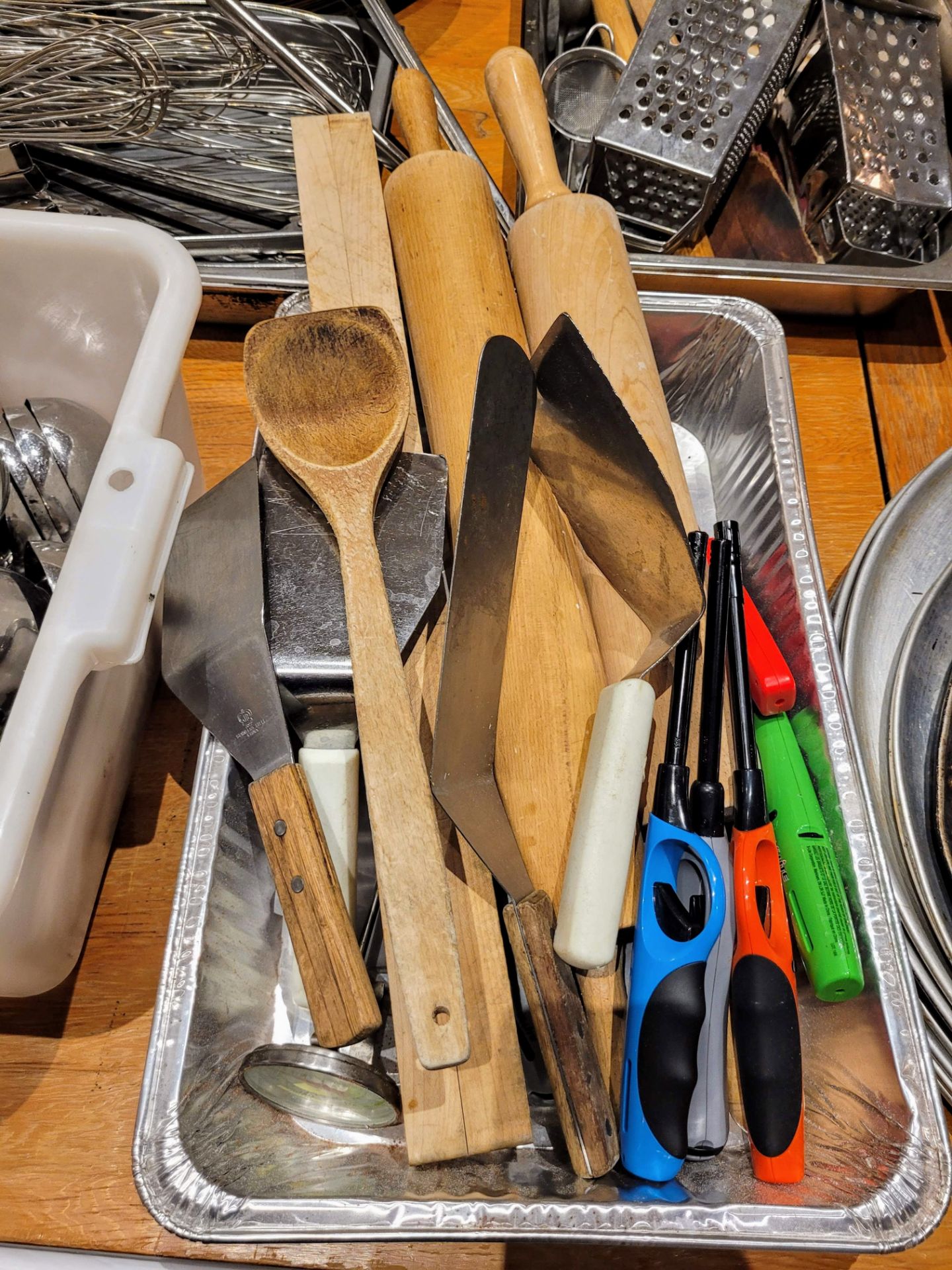 LOT - LARGE ASSORTMENT OF KITCHEN UNTENSILS: LADELS, TONGS, WHISKS, ROLLING PINS, WOODEN SPOONS, - Image 4 of 15