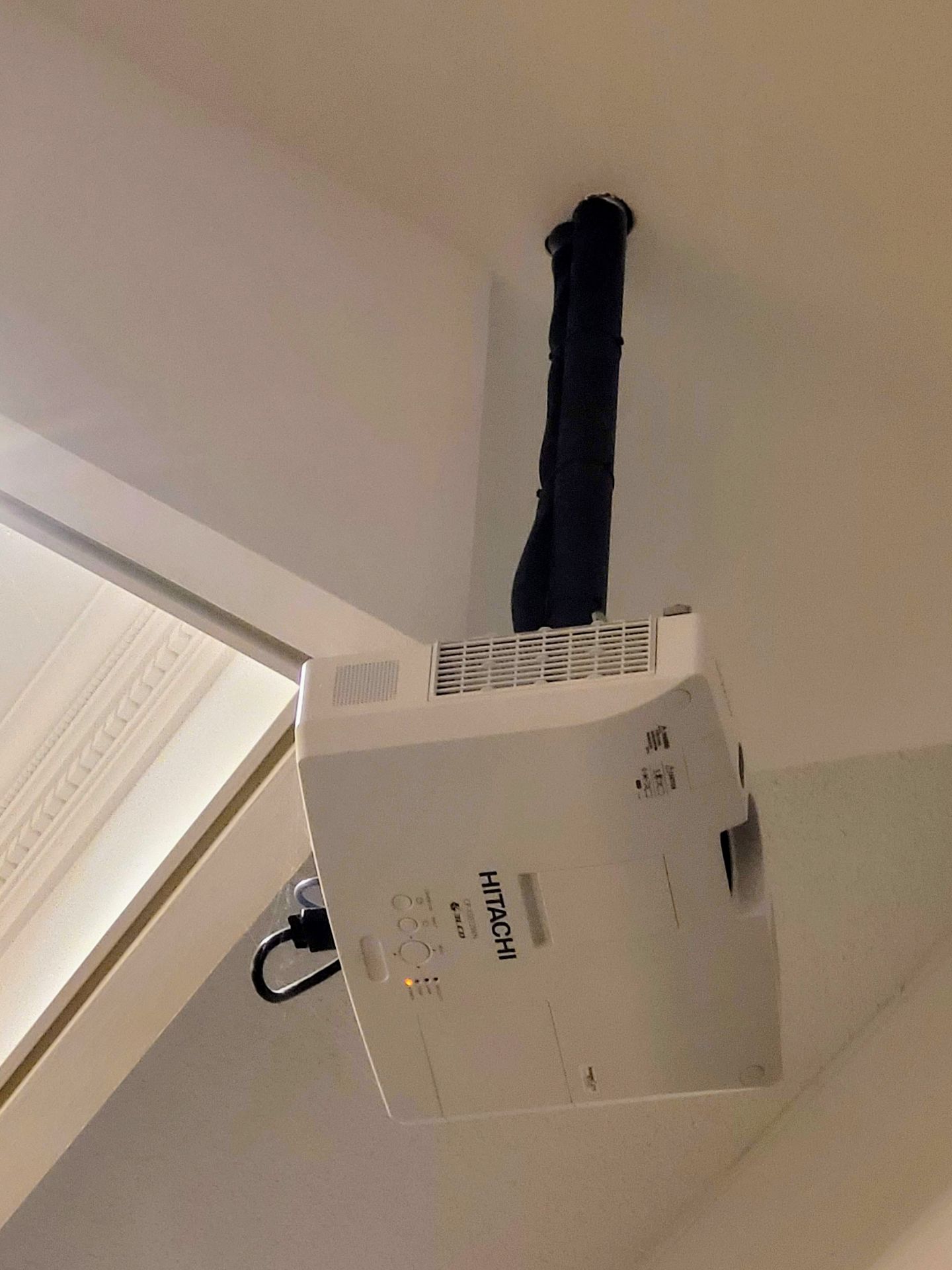 HITACHI CP-X5022WN PROJECTOR - CEILING MOUNTED