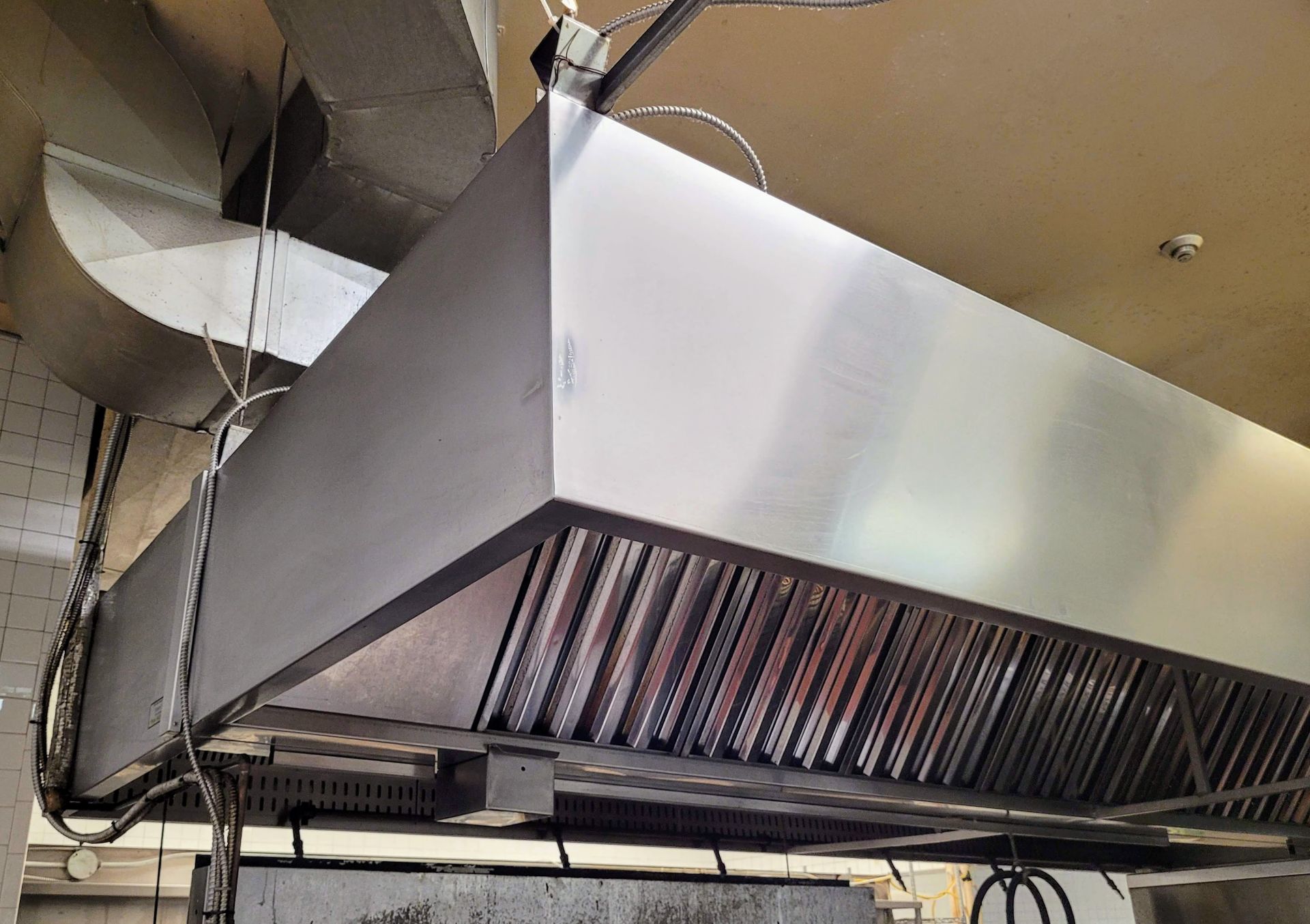 STAINLESS STEEL EXHAUST HOOD W/ FIRE SUPPRESSION, APPROX 20'L X 10'W - Image 4 of 4