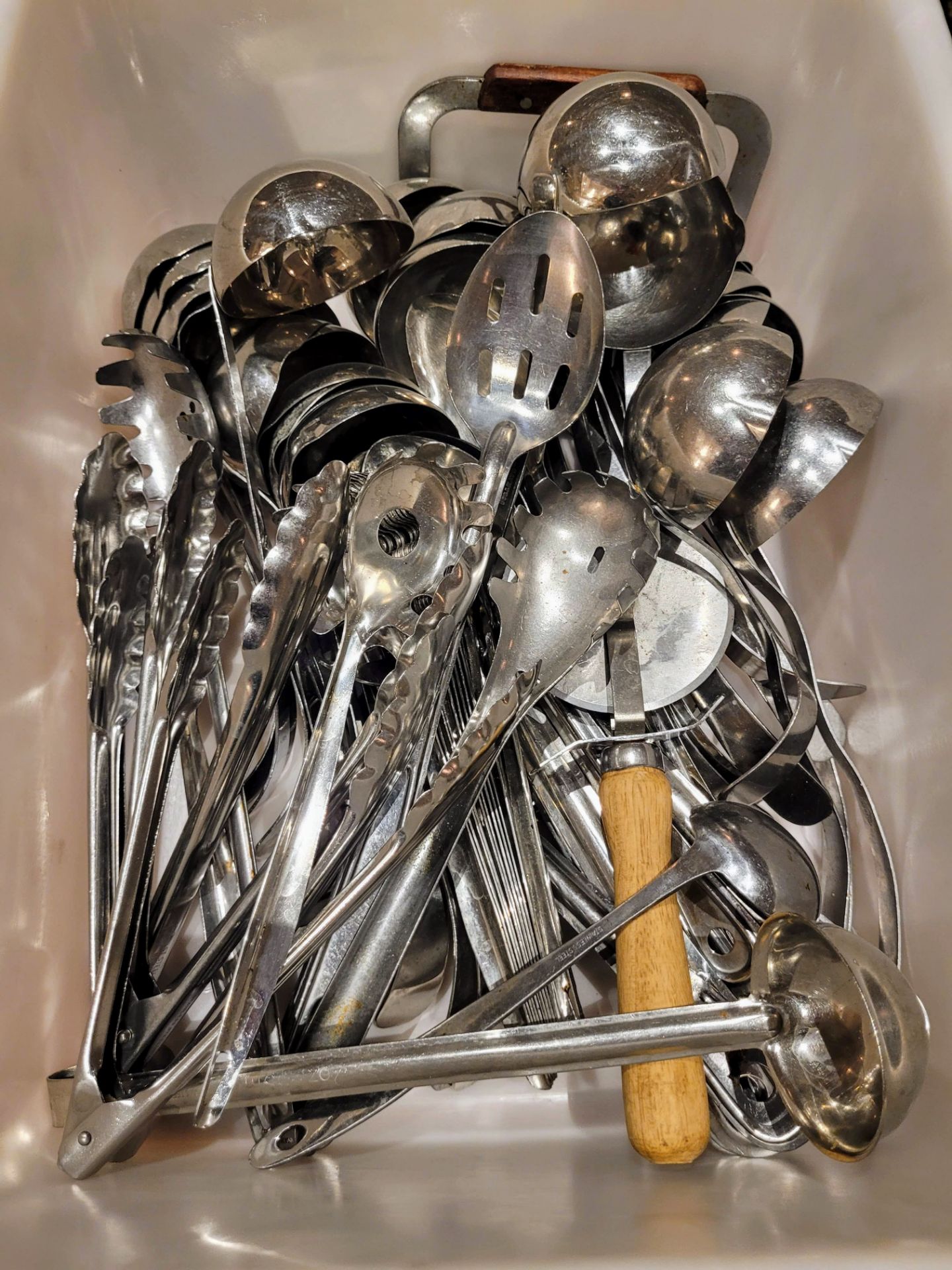 LOT - LARGE ASSORTMENT OF KITCHEN UNTENSILS: LADELS, TONGS, WHISKS, ROLLING PINS, WOODEN SPOONS, - Image 2 of 15