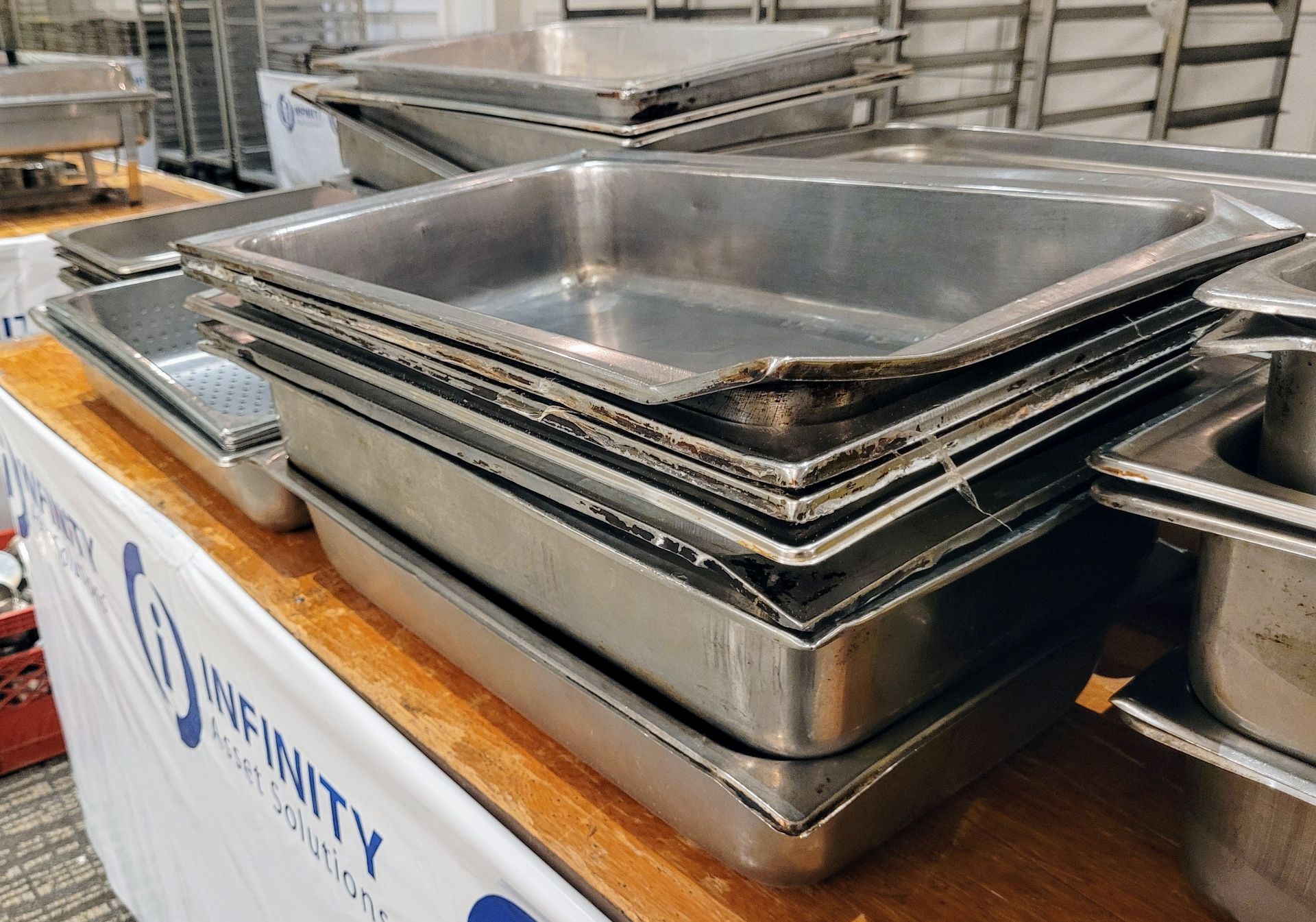 LOT - LARGE ASSORTMENT OF CHAFING DISH COMPONENTS: INSERTS, LIDS WATER TRAYS, ETC - Image 5 of 8