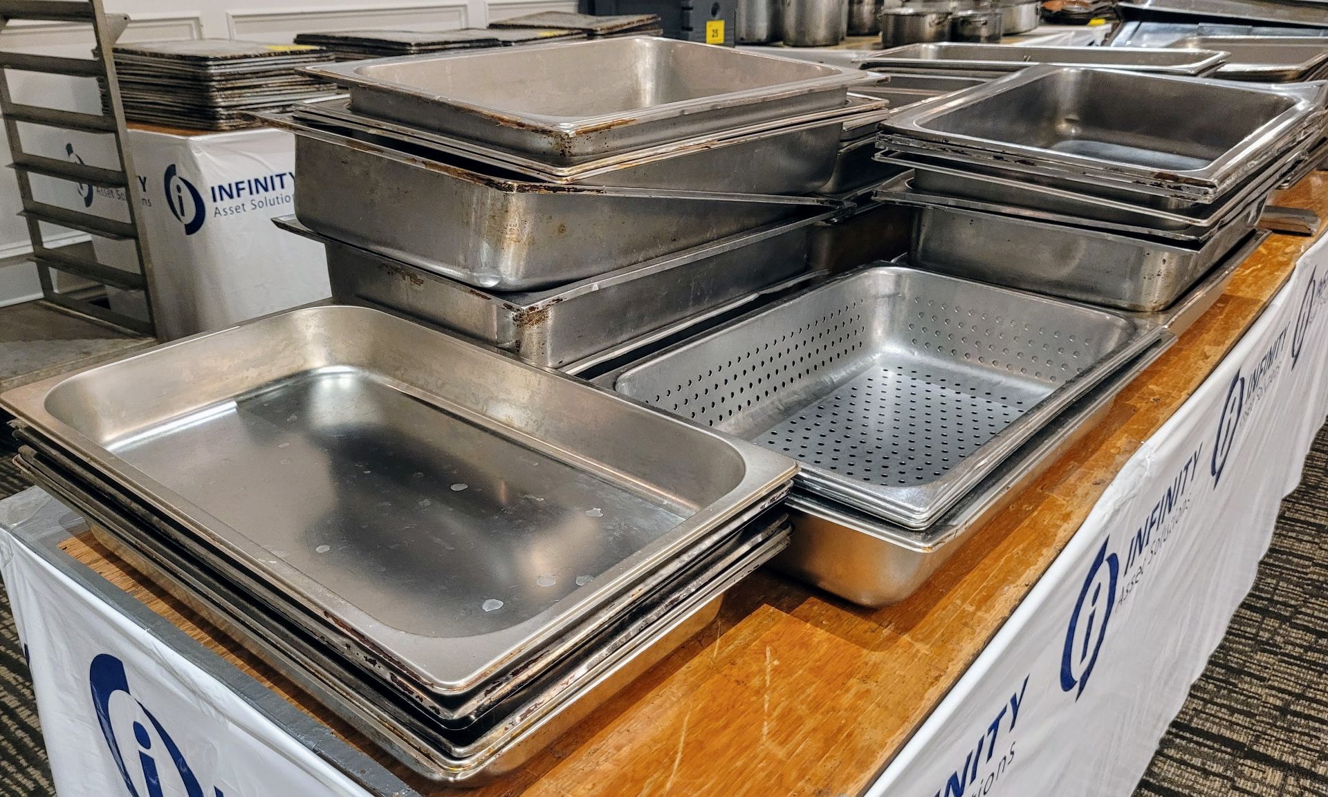LOT - LARGE ASSORTMENT OF CHAFING DISH COMPONENTS: INSERTS, LIDS WATER TRAYS, ETC - Image 6 of 8