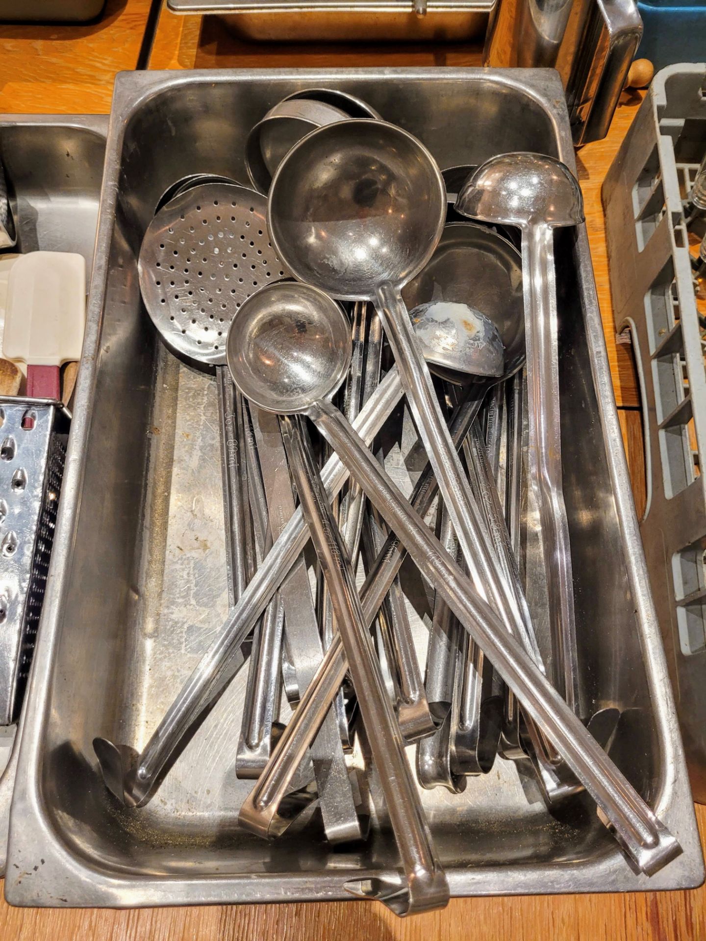 LOT - LARGE ASSORTMENT OF KITCHEN UNTENSILS: LADELS, TONGS, WHISKS, ROLLING PINS, WOODEN SPOONS, - Image 6 of 15