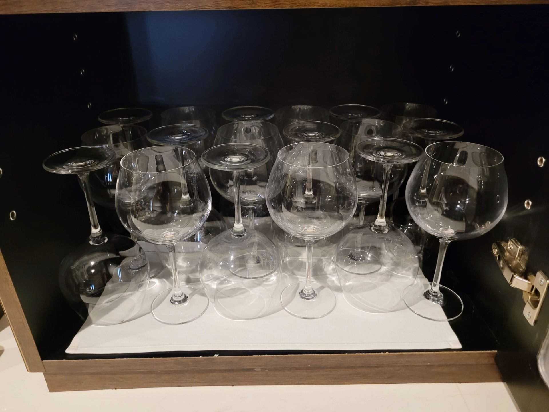 LOT - ASSORTED GLASSWARE W/ RACKS AND RACK DOLLYS - Image 5 of 10