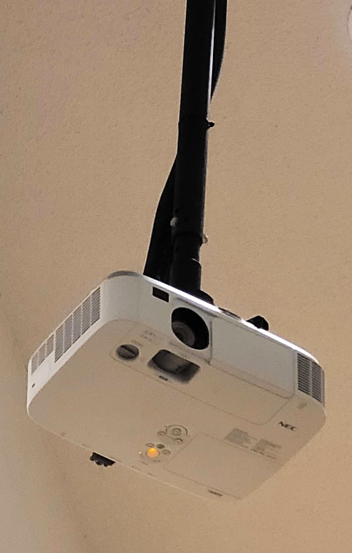 NEC PROJECTOR - CEILING MOUNTED