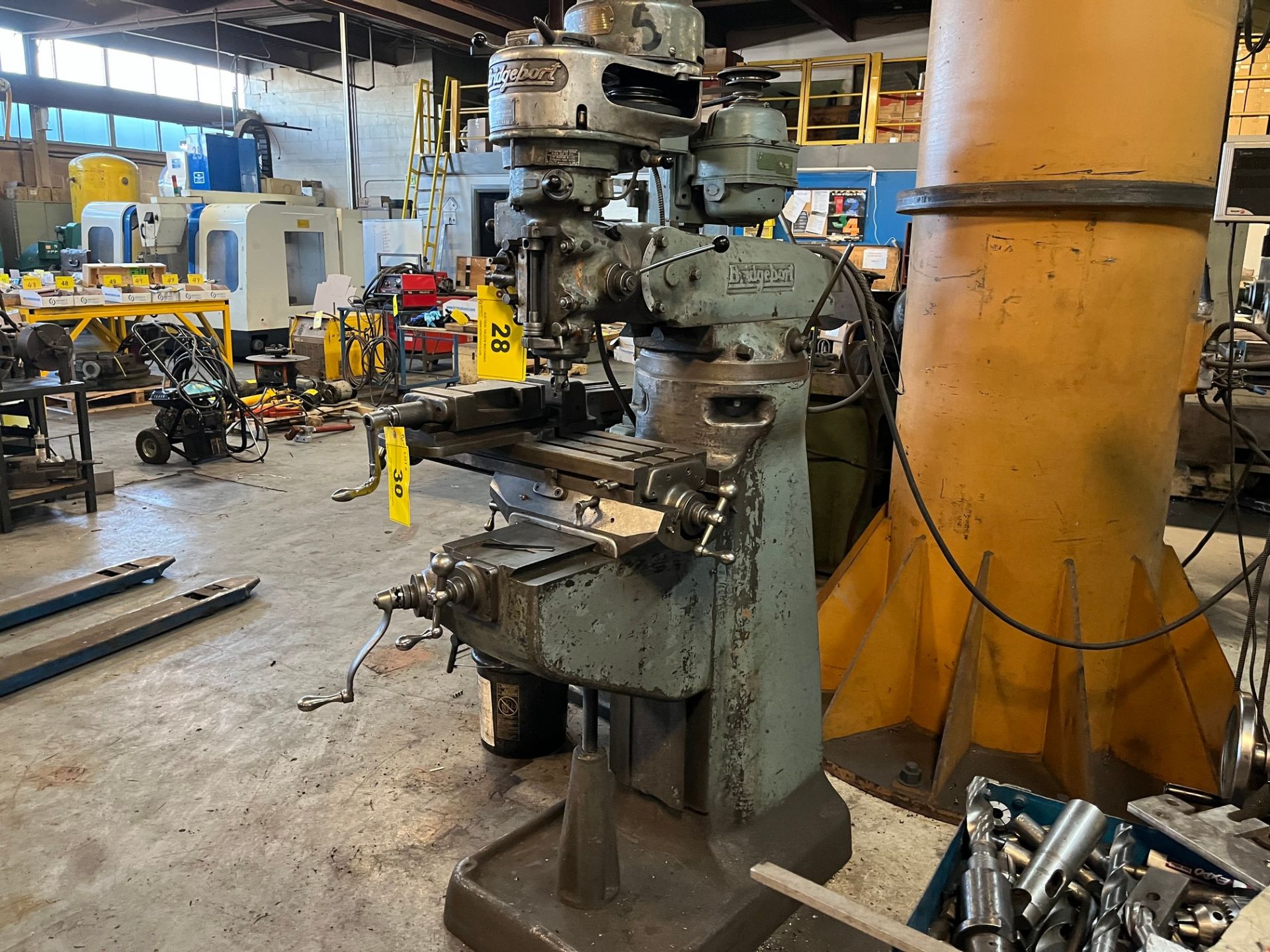 BRIDGEPORT VERTICAL MILLING MACHINE, 80 TO 2720 RPM, S/N J8698P, 9" X 36" TABLE, NO VISE, COLLETS OR