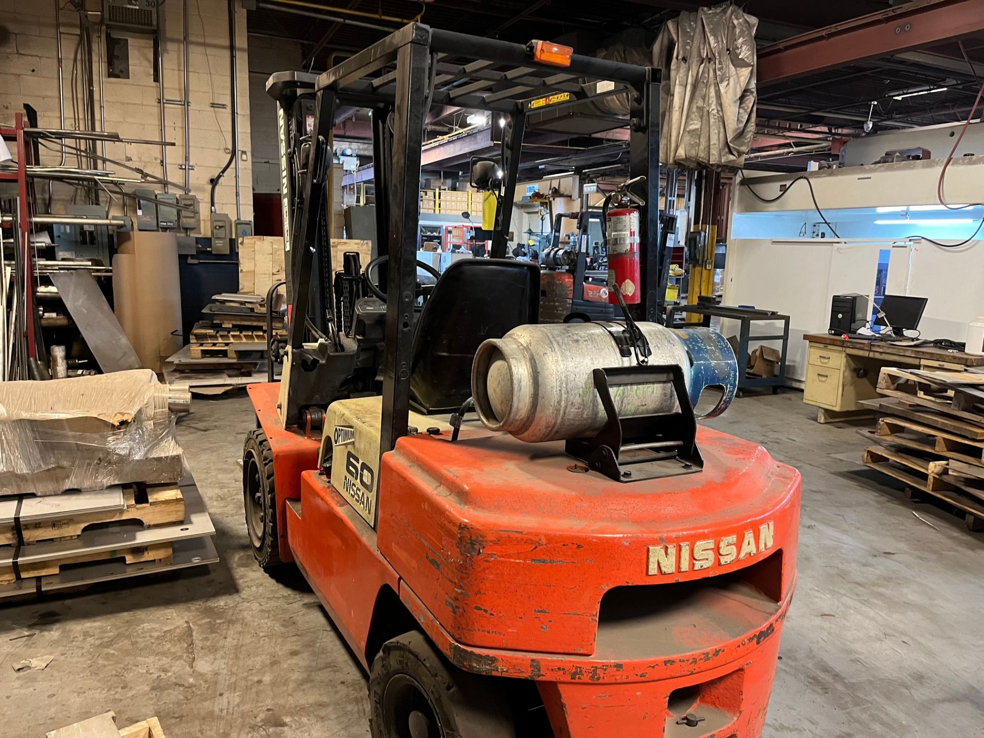 NISSAN UGJ02A30U PROPANE FORKLIFT, 5,225LB CAP., 3-STAGE MAST, 187” MAX LIFT, SIDE SHIFT, OUTDOOR - Image 3 of 8