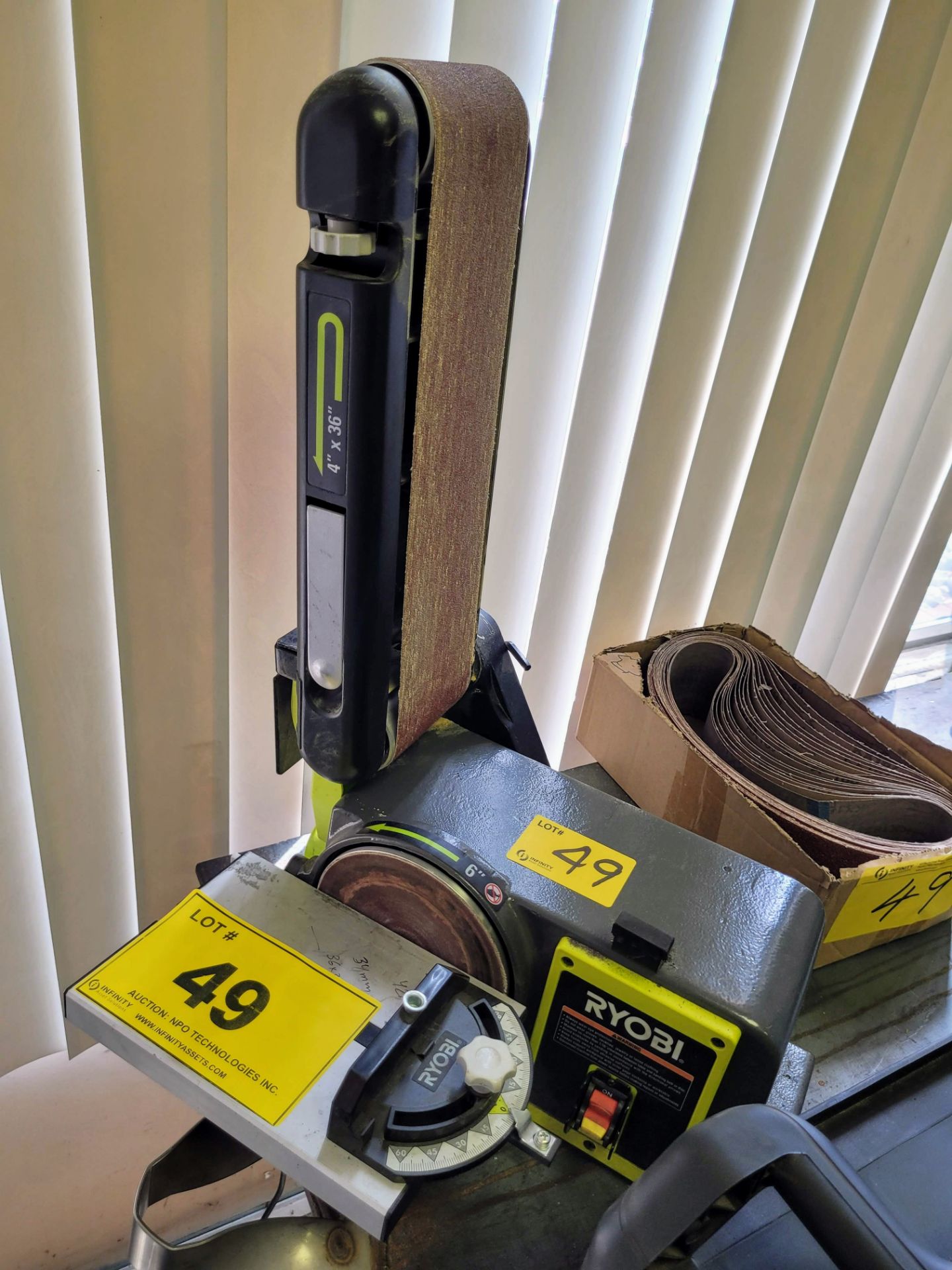 RYOBI 4" X 6" BELT DISC SANDER W/ SPARE BELTS - Image 4 of 4