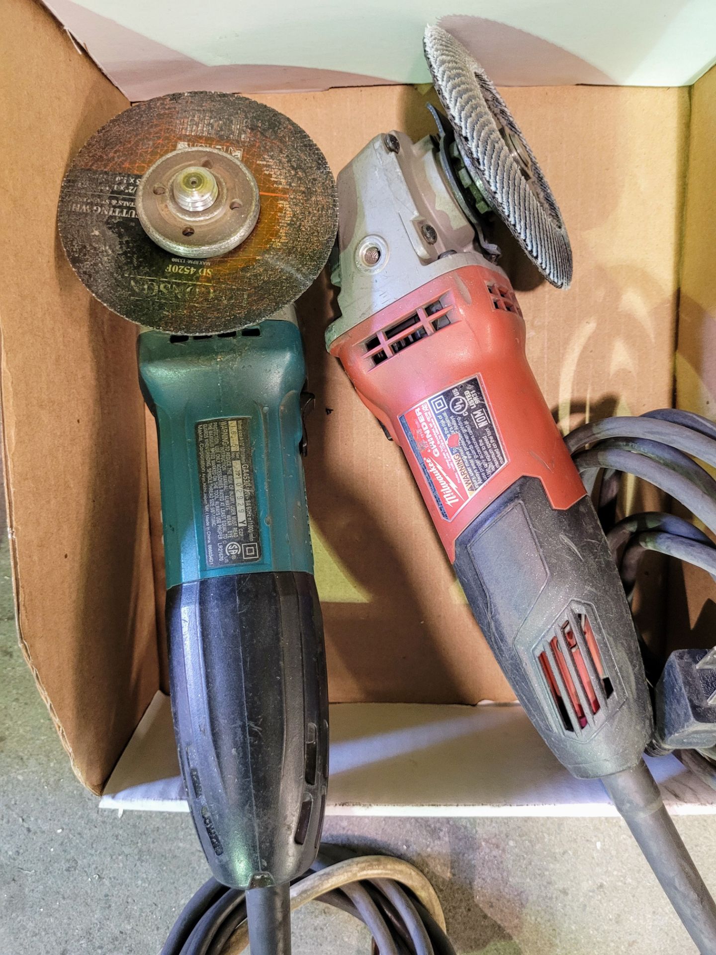 LOT - MAKITA / MILWAUKEE ANGLE GRINDERS - Image 2 of 2