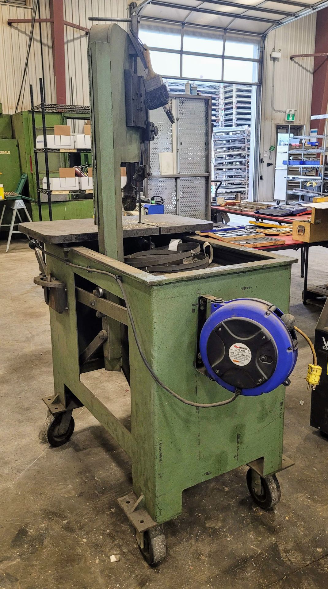 VERTICUT 115 ROLL-IN BANDSAW, S/N: 2436, ON CASTORS W/ SPARE BLADES AND RETRACTABLE EXTENSION CORD - Image 3 of 5
