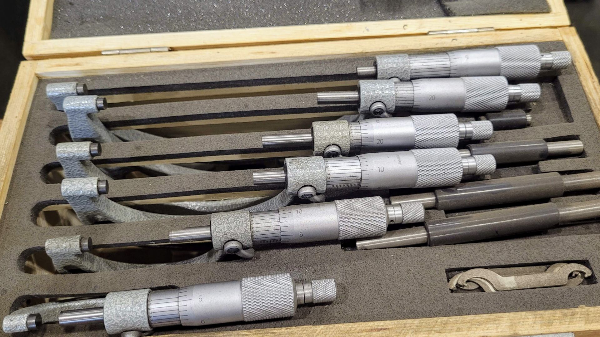 STM 0-6" OUTSIDE MICROMETER SET - Image 2 of 3