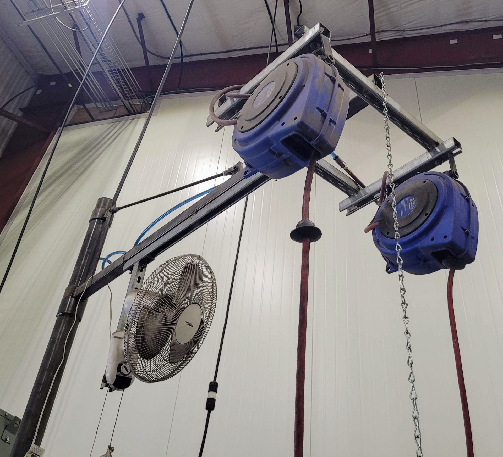 APPROX. 12'H X 6' ARM FREE STANDING JIB W/ (2) RETRACTABLE AIR REELS, FAN, QUICK CONNECT AIR - Image 4 of 4